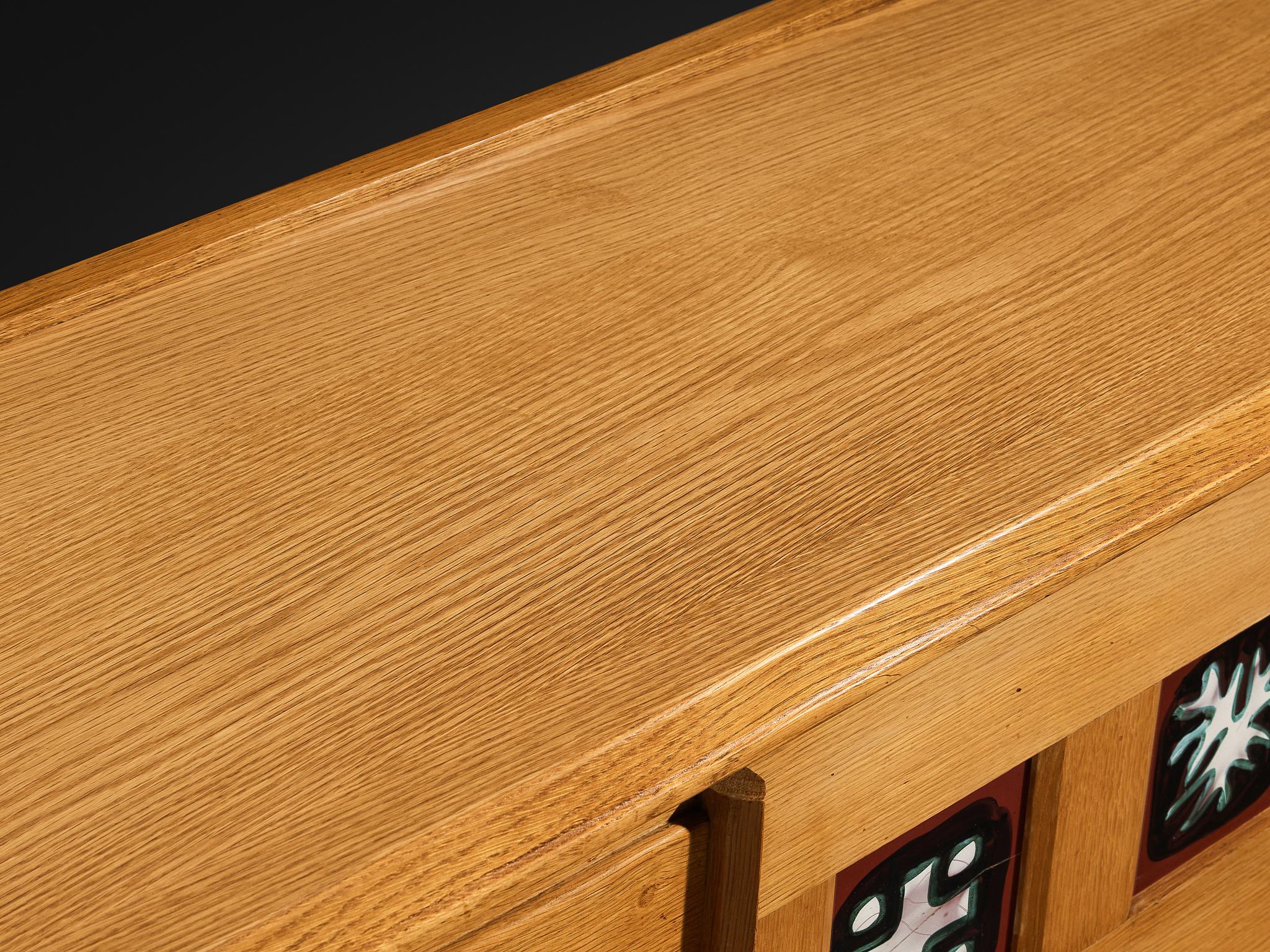 Credenza Grand Guillerme & Chambron in Oak massiccio con piastrelle di ceramica in vendita 4