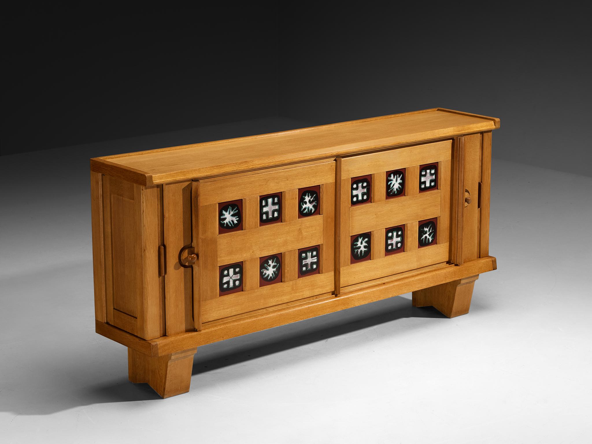 Guillerme et Chambron per Votre Maison, credenza, rovere massiccio, ceramica, Francia, anni '60

Questa credenza di Guillerme et Chambron è un oggetto robusto e pesante che parla attraverso la sua onestà materiale e le sue proporzioni accurate.