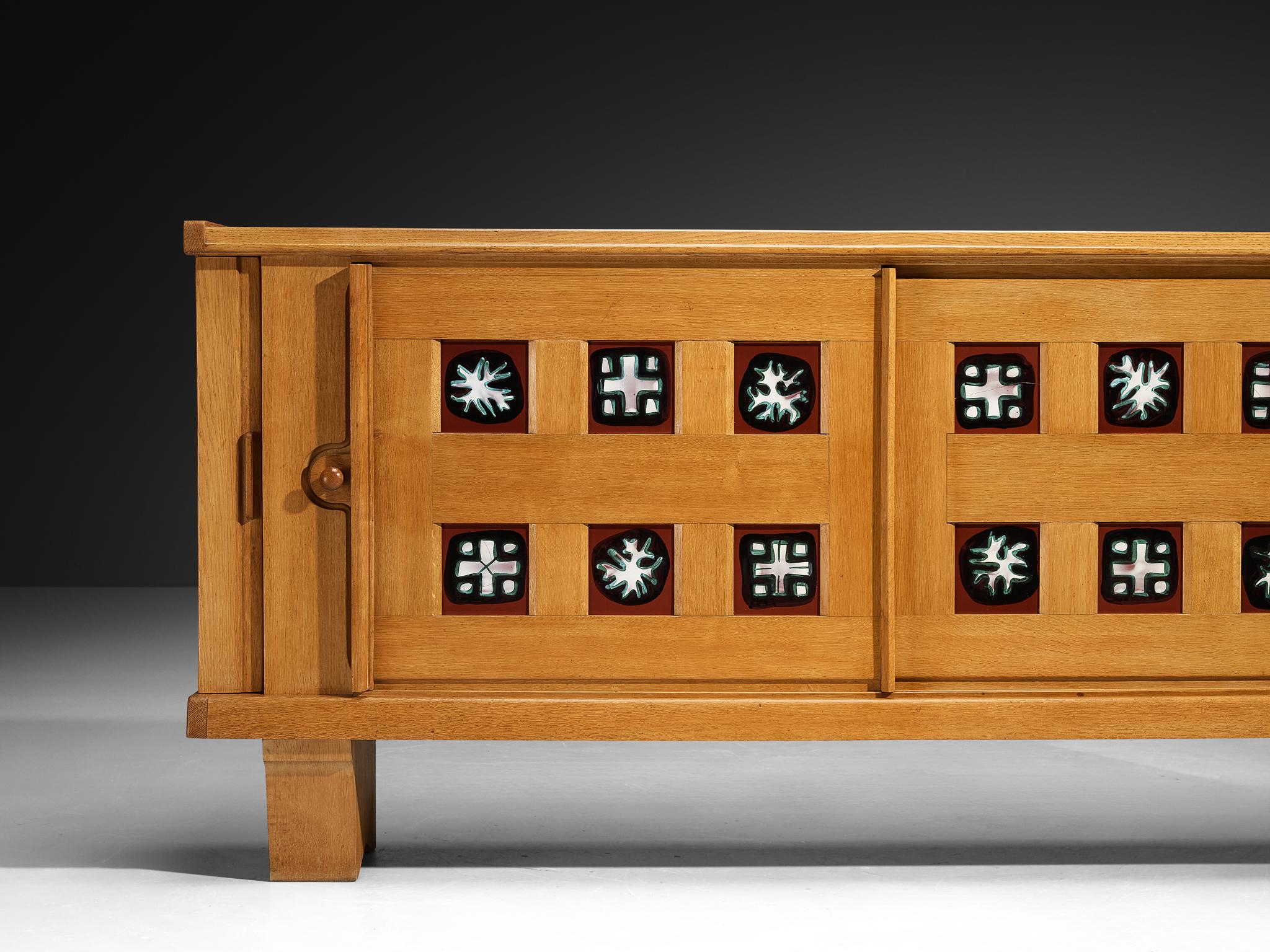 Mid-Century moderno Credenza Grand Guillerme & Chambron in Oak massiccio con piastrelle di ceramica in vendita