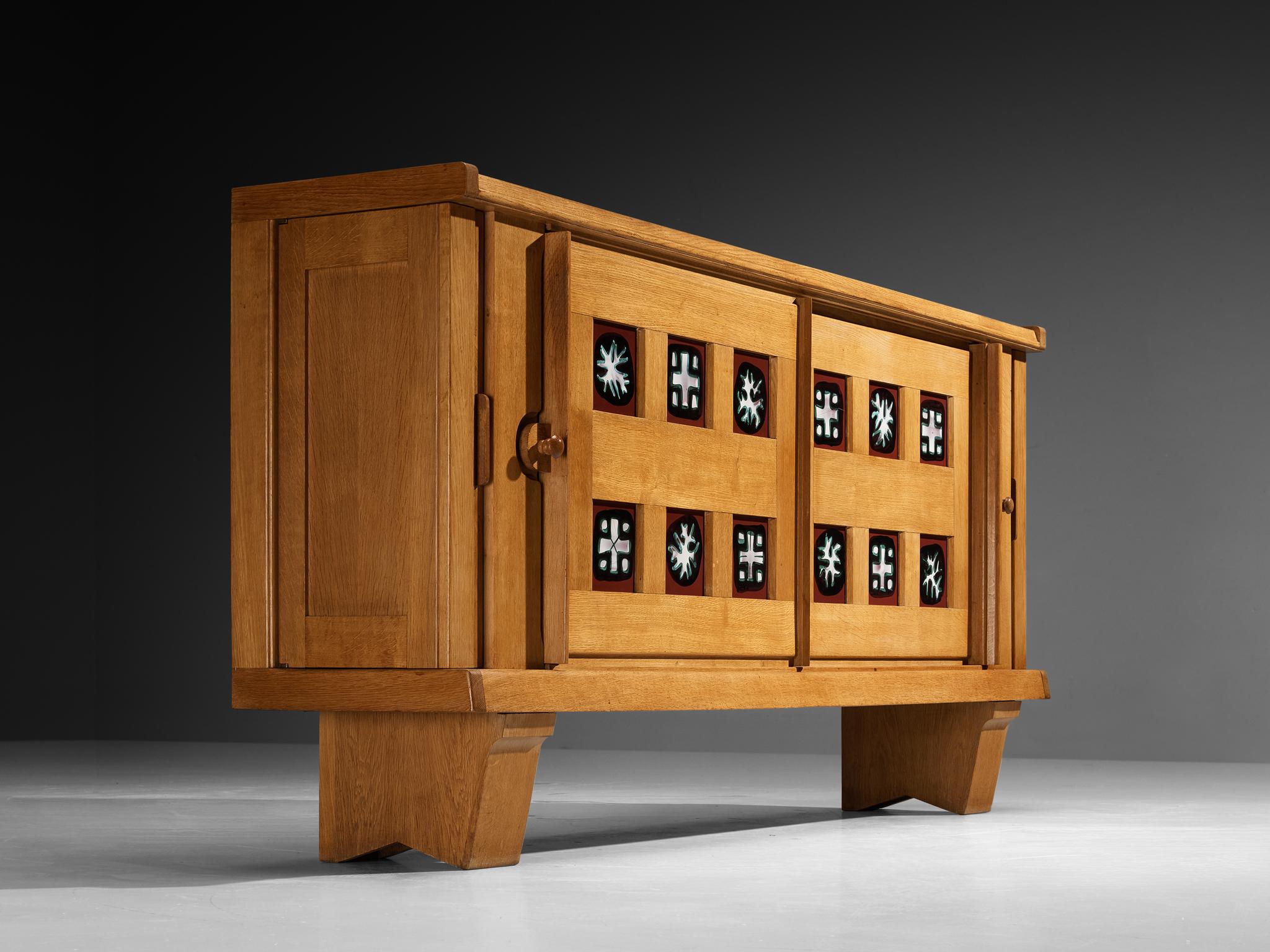 Credenza Grand Guillerme & Chambron in Oak massiccio con piastrelle di ceramica In condizioni buone in vendita a Waalwijk, NL