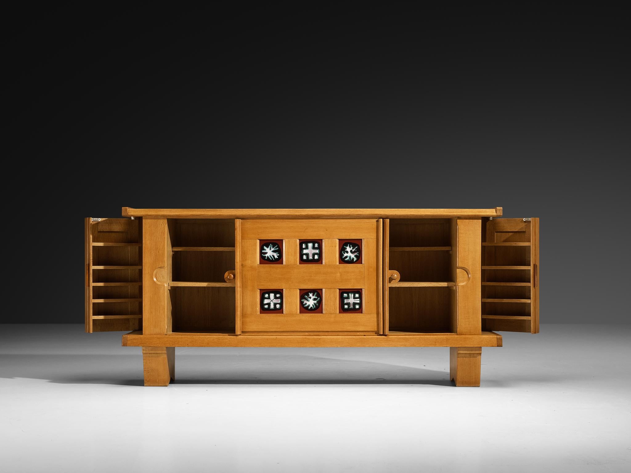 Metà XX secolo Credenza Grand Guillerme & Chambron in Oak massiccio con piastrelle di ceramica in vendita