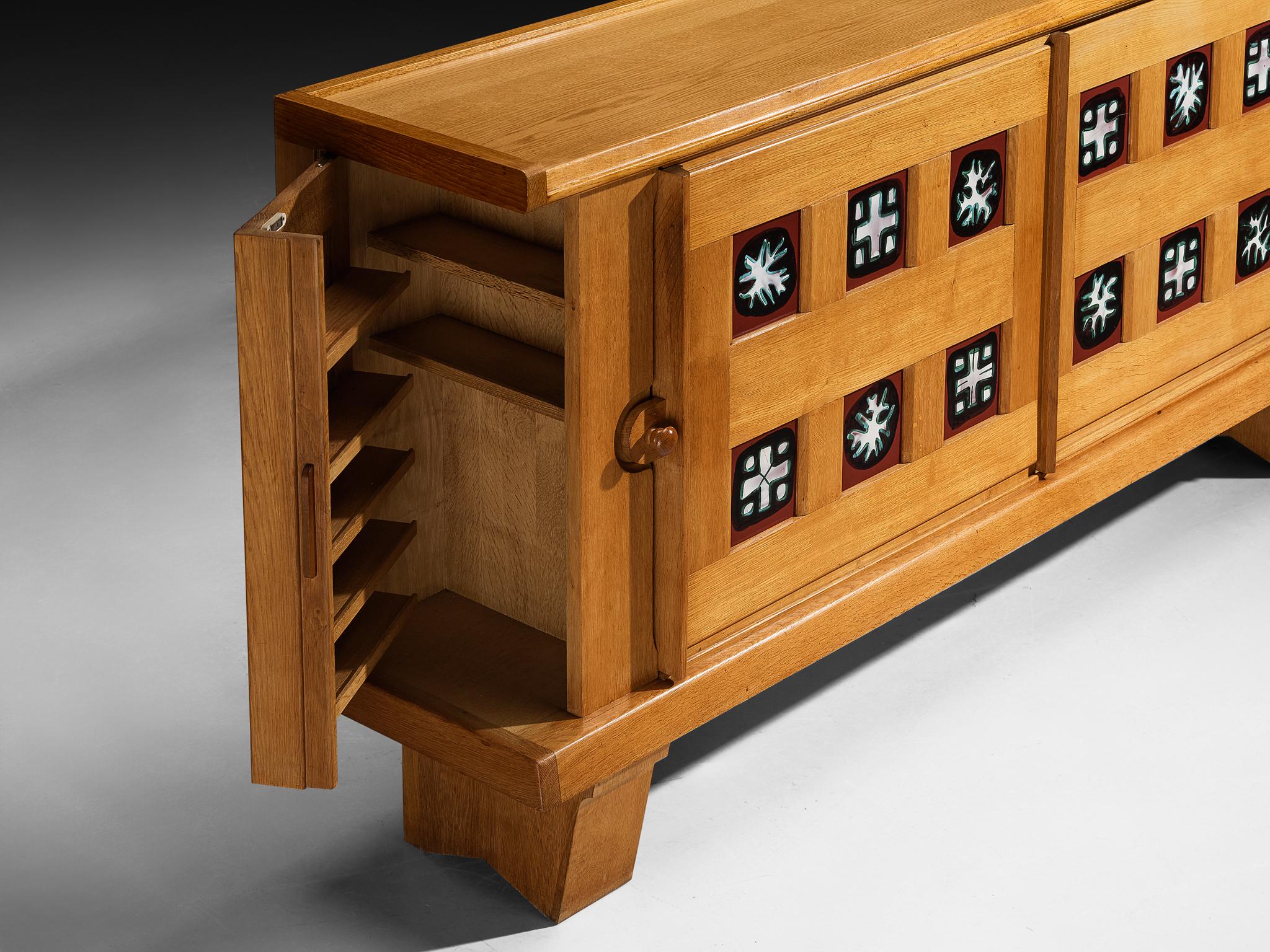Credenza Grand Guillerme & Chambron in Oak massiccio con piastrelle di ceramica in vendita 1