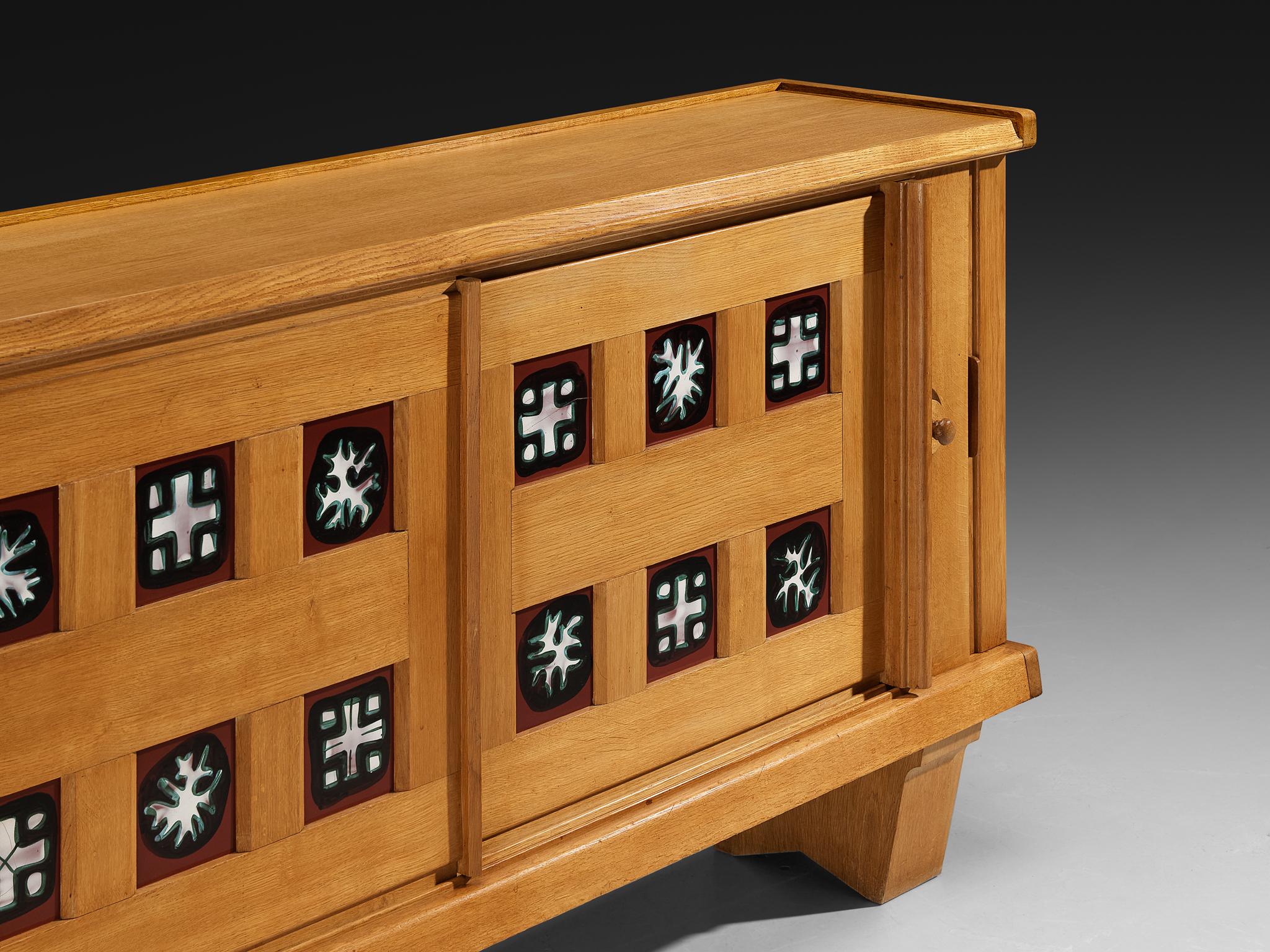 Credenza Grand Guillerme & Chambron in Oak massiccio con piastrelle di ceramica in vendita 2