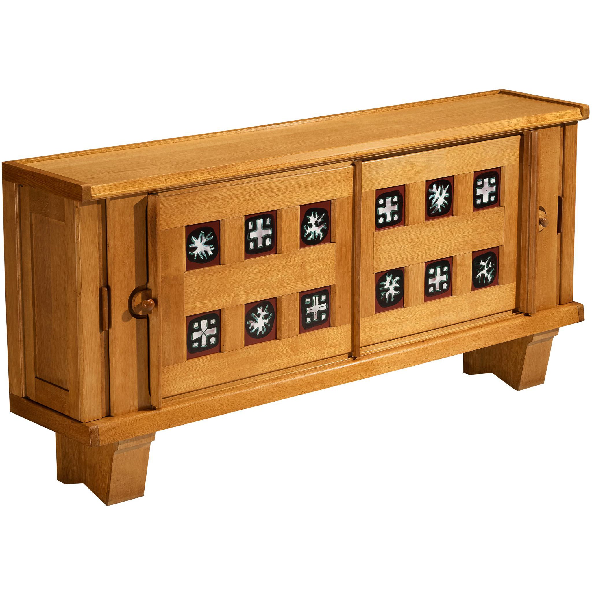 Grand Guillerme & Chambron Sideboard aus massiver Eiche mit Keramikfliesen