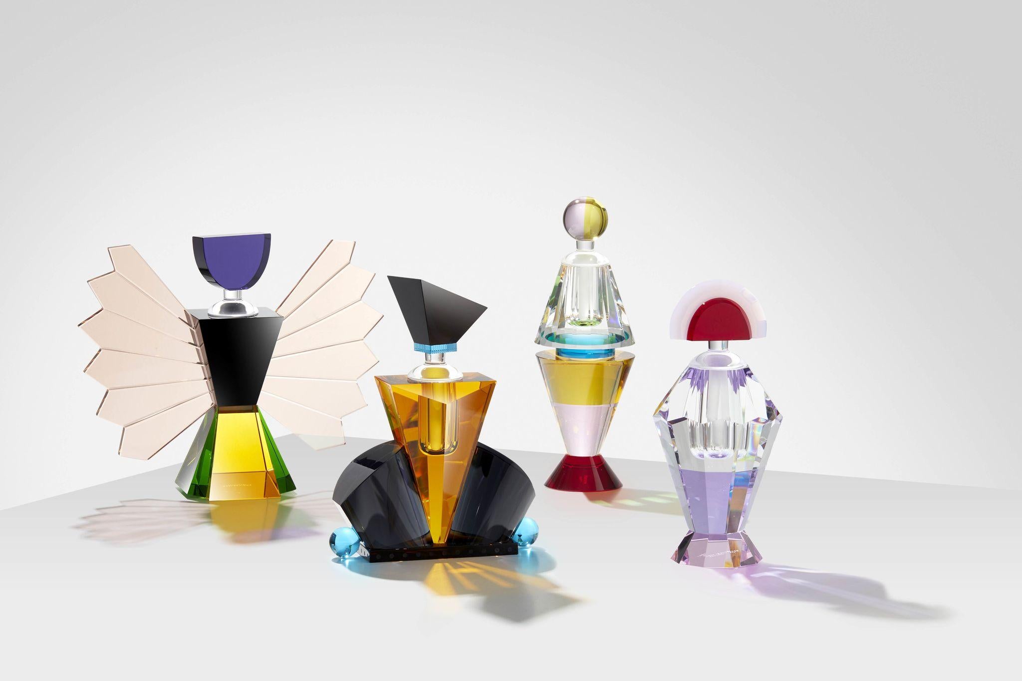 Per l'AW20, Reflections Copenhagen ha disegnato anche quattro stravaganti boccette di profumo con un aspetto sostanziale, distinto e magico, con un ulteriore tocco di volgarità. I pezzi sono influenzati dai boudoir vintage con un taglio