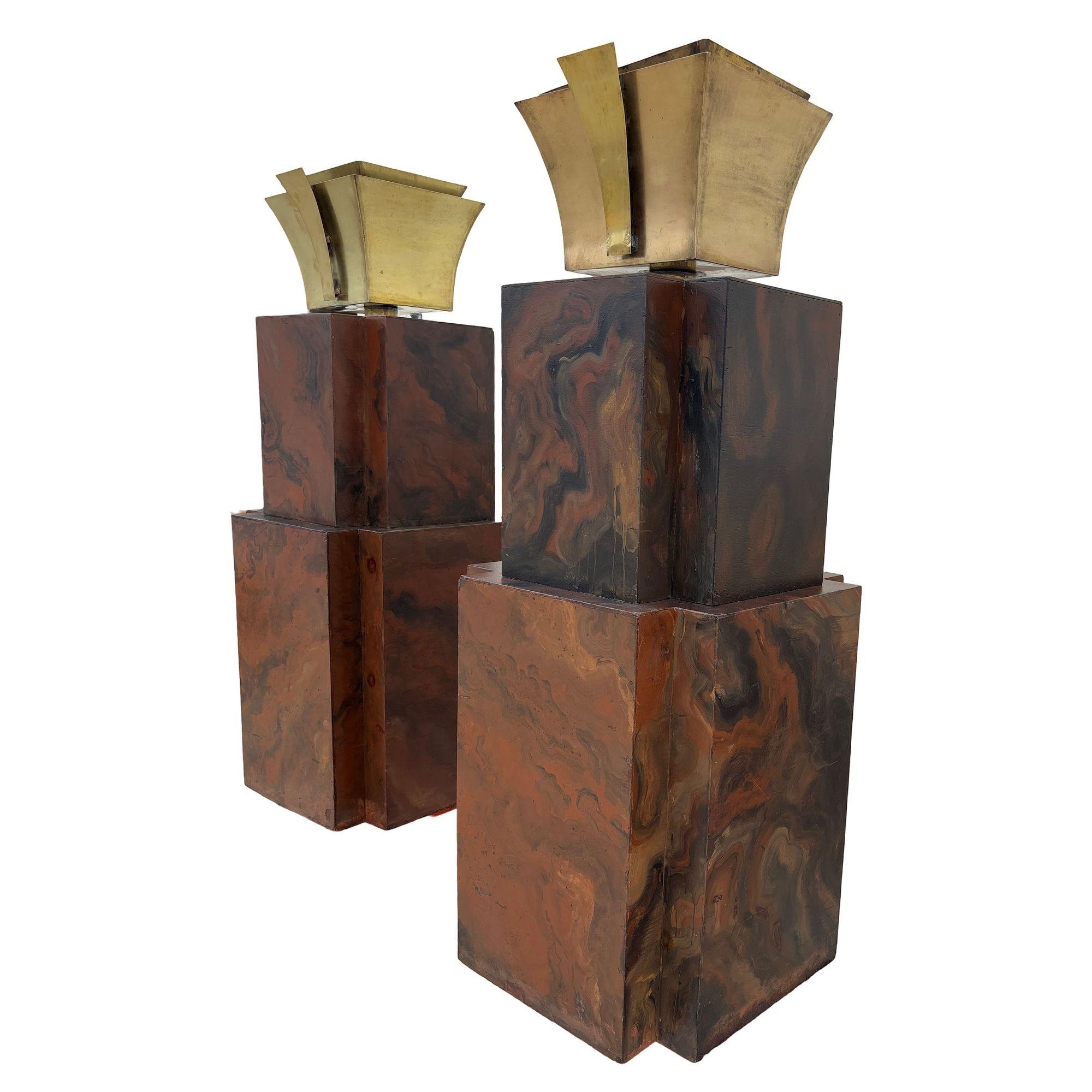 Art Déco Lampada da terra Torchiere Grand Hollywood in stile Art Deco in legno e ottone, alta 9', coppia in vendita