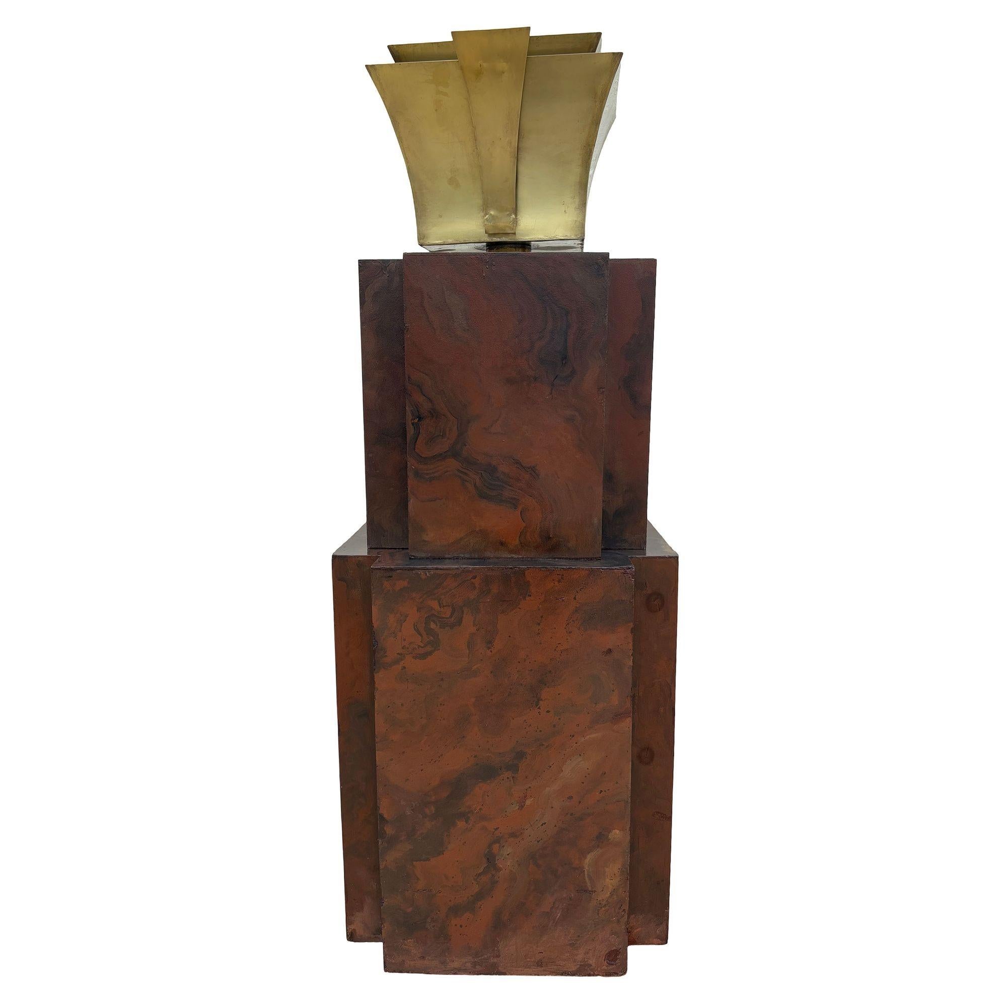 Lampada da terra Torchiere Grand Hollywood in stile Art Deco in legno e ottone, alta 9', coppia In condizioni ottime in vendita a Van Nuys, CA