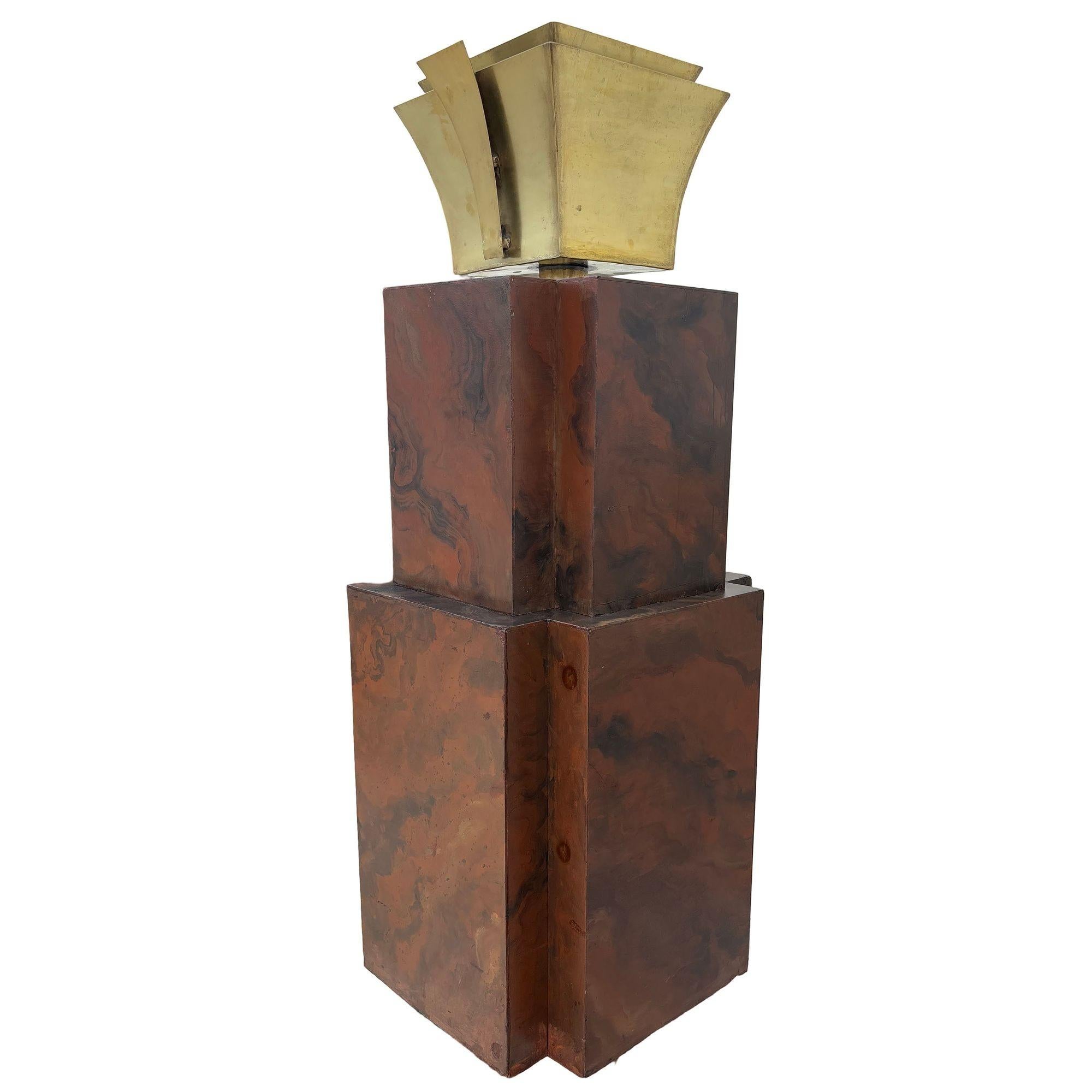 Fine XX secolo Lampada da terra Torchiere Grand Hollywood in stile Art Deco in legno e ottone, alta 9', coppia in vendita