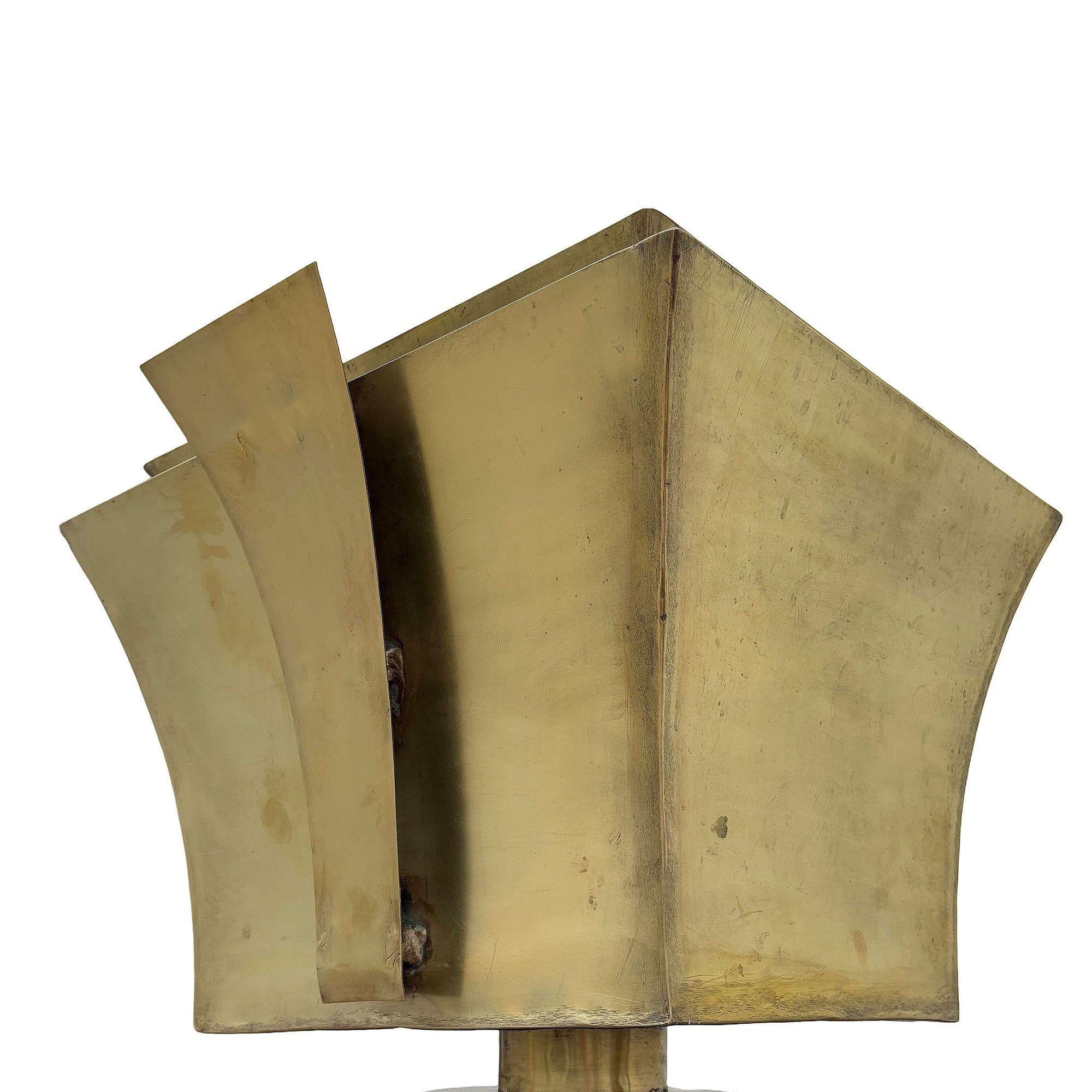 Ottone Lampada da terra Torchiere Grand Hollywood in stile Art Deco in legno e ottone, alta 9', coppia in vendita