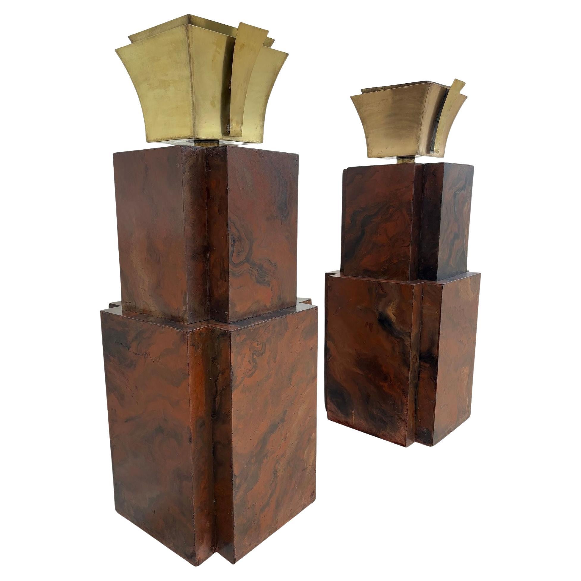 Lampada da terra Torchiere Grand Hollywood in stile Art Deco in legno e ottone, alta 9', coppia in vendita