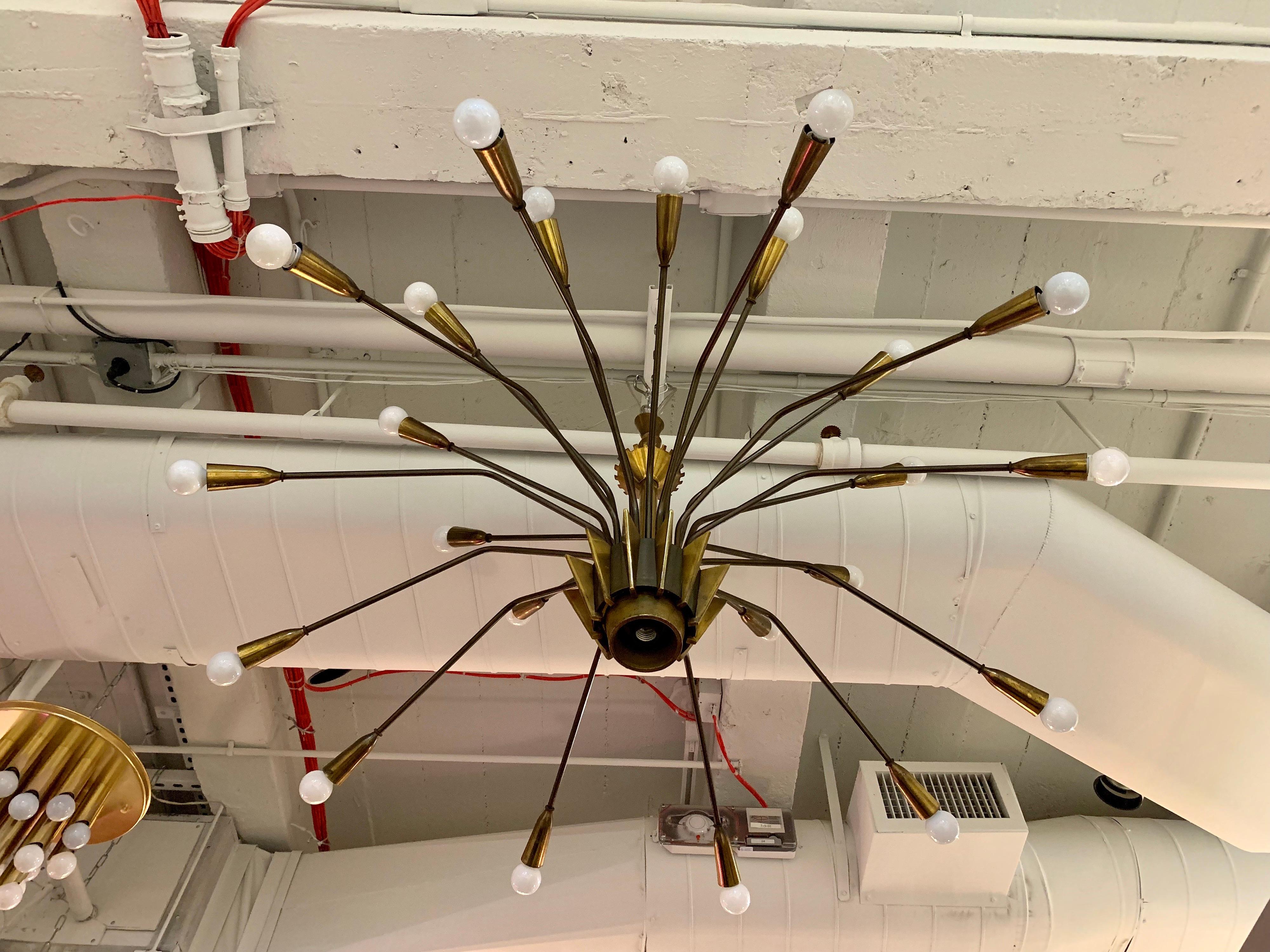 Grand Italian 1960s Ragno Chandelier In Good Condition In New York, NY