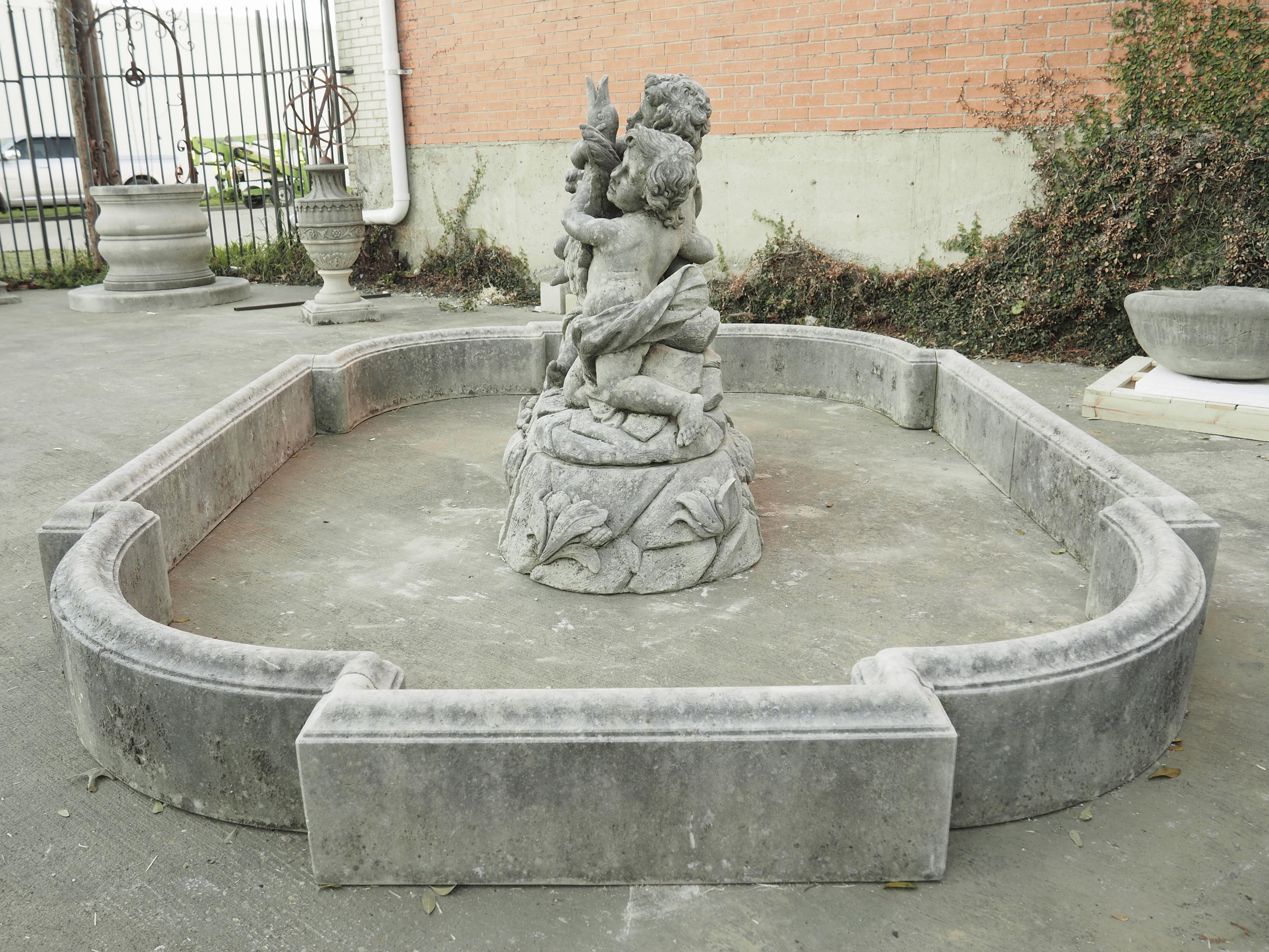 Großer italienischer Kalkstein-Brunnen in der Mitte mit Putten- und Gänseblümchen-Wasserelementen im Angebot 4