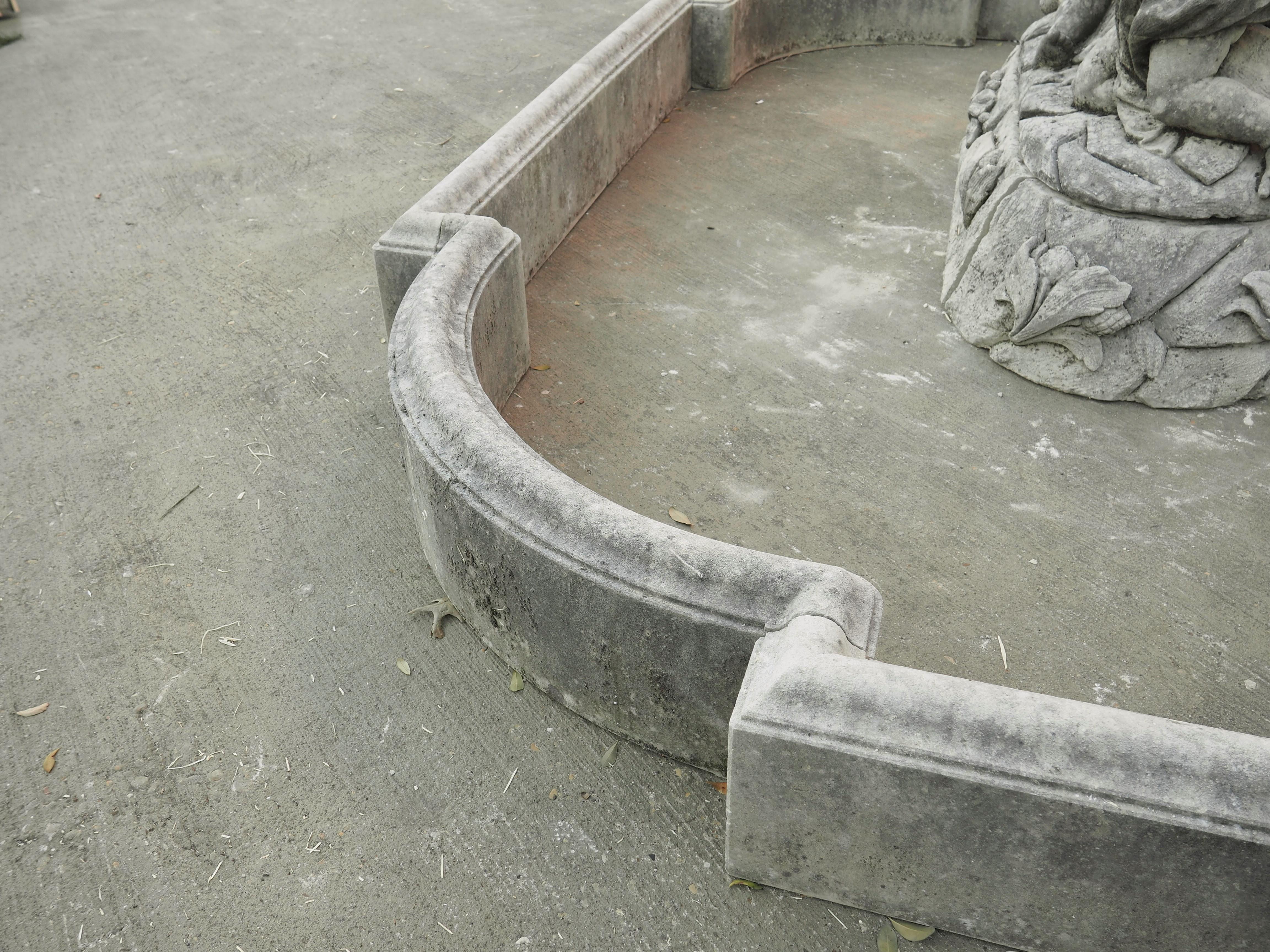 Großer italienischer Kalkstein-Brunnen in der Mitte mit Putten- und Gänseblümchen-Wasserelementen im Angebot 5