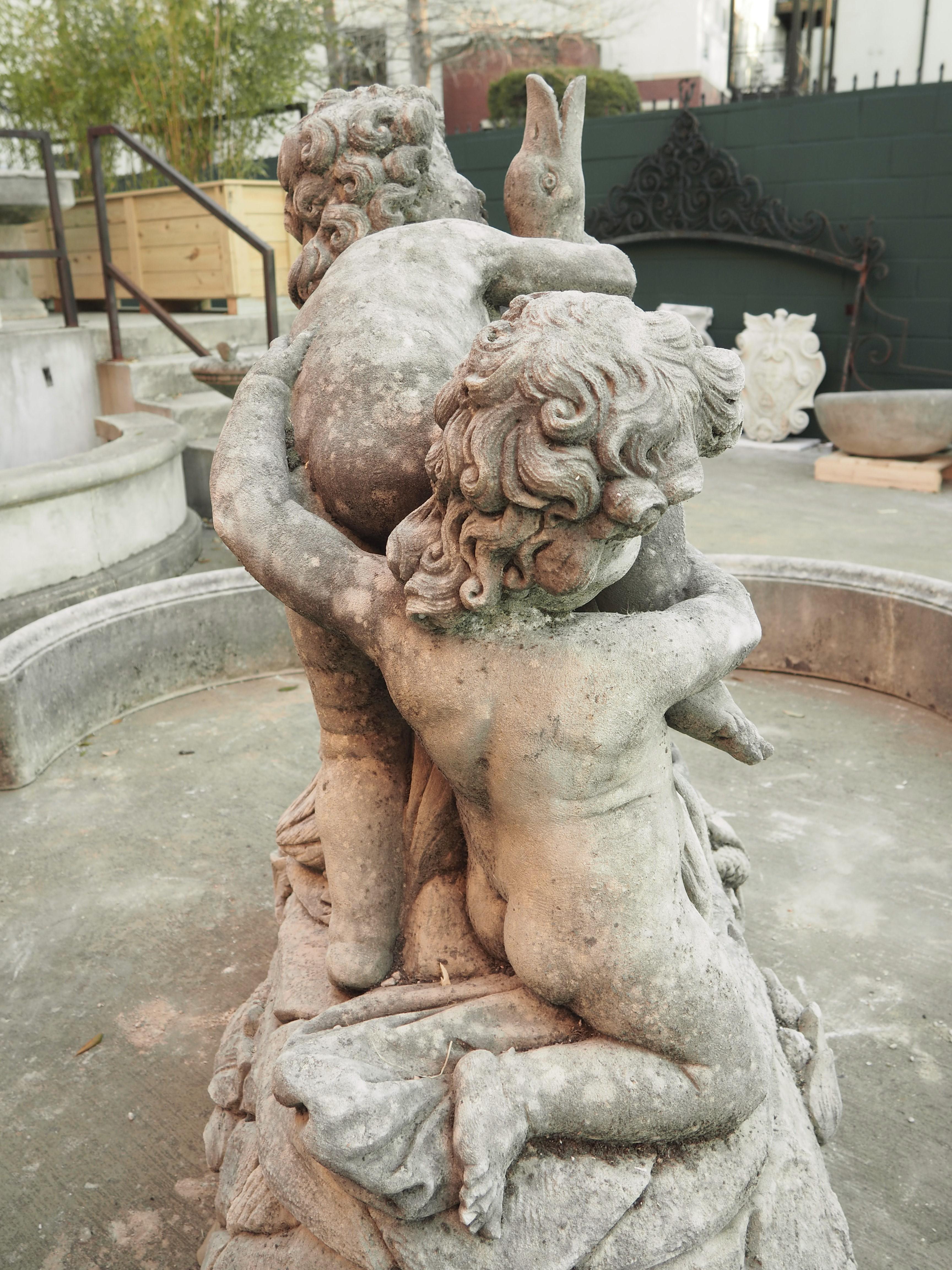 Grande fontaine centrale en pierre calcaire italienne avec Putti et jeu d'eau en forme d'oie en vente 12