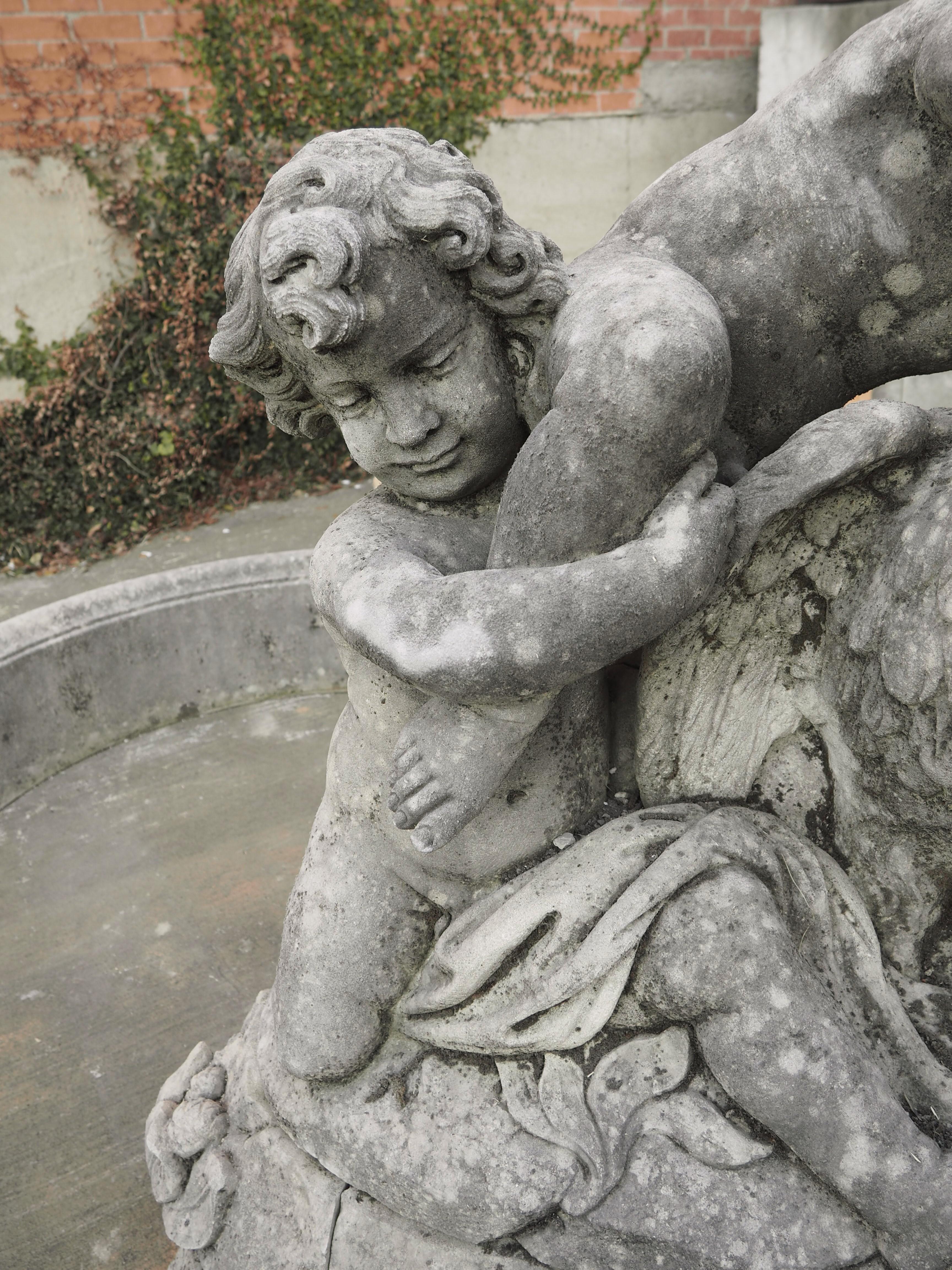 Sculpté à la main Grande fontaine centrale en pierre calcaire italienne avec Putti et jeu d'eau en forme d'oie en vente