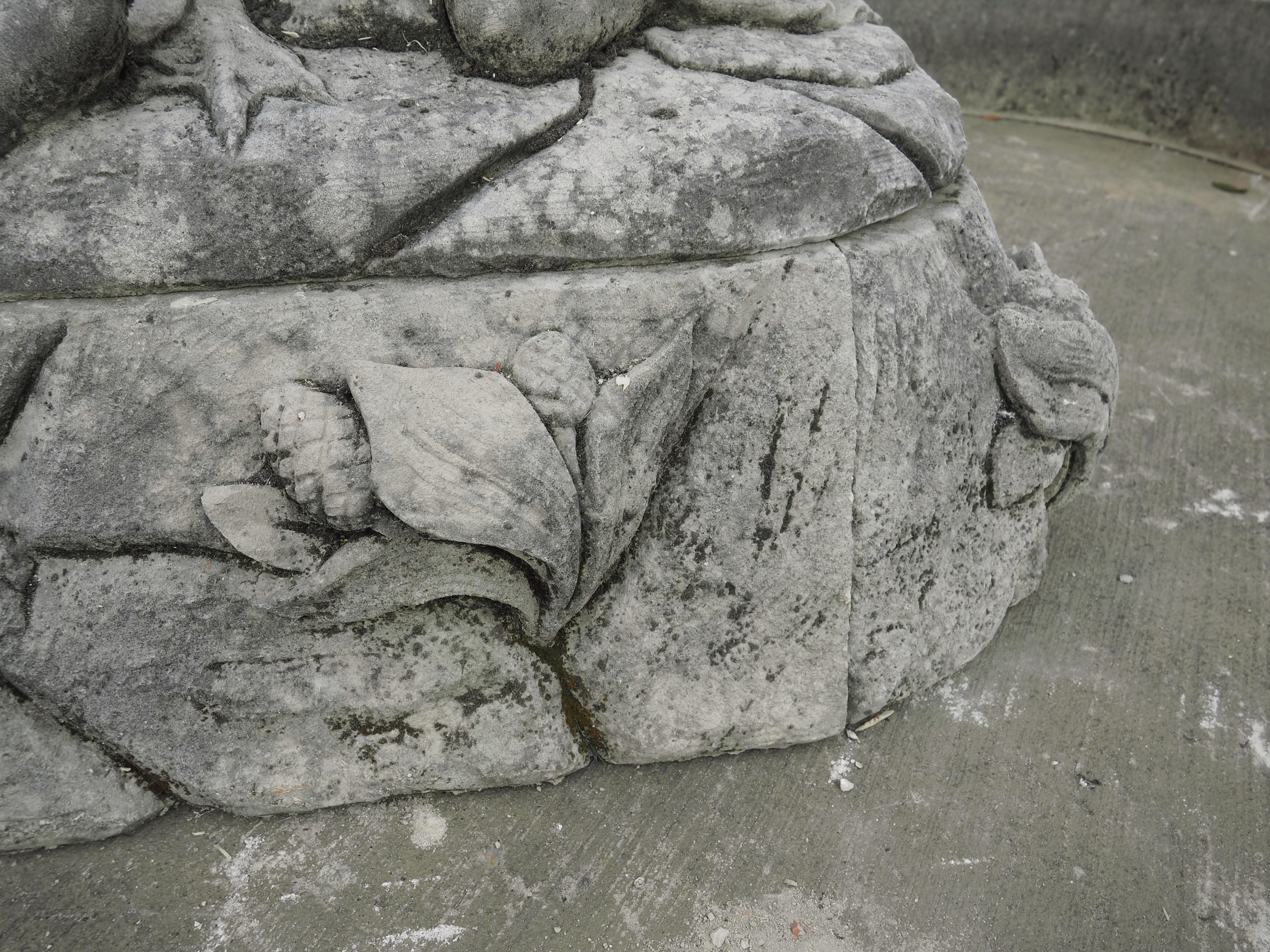 XXIe siècle et contemporain Grande fontaine centrale en pierre calcaire italienne avec Putti et jeu d'eau en forme d'oie en vente