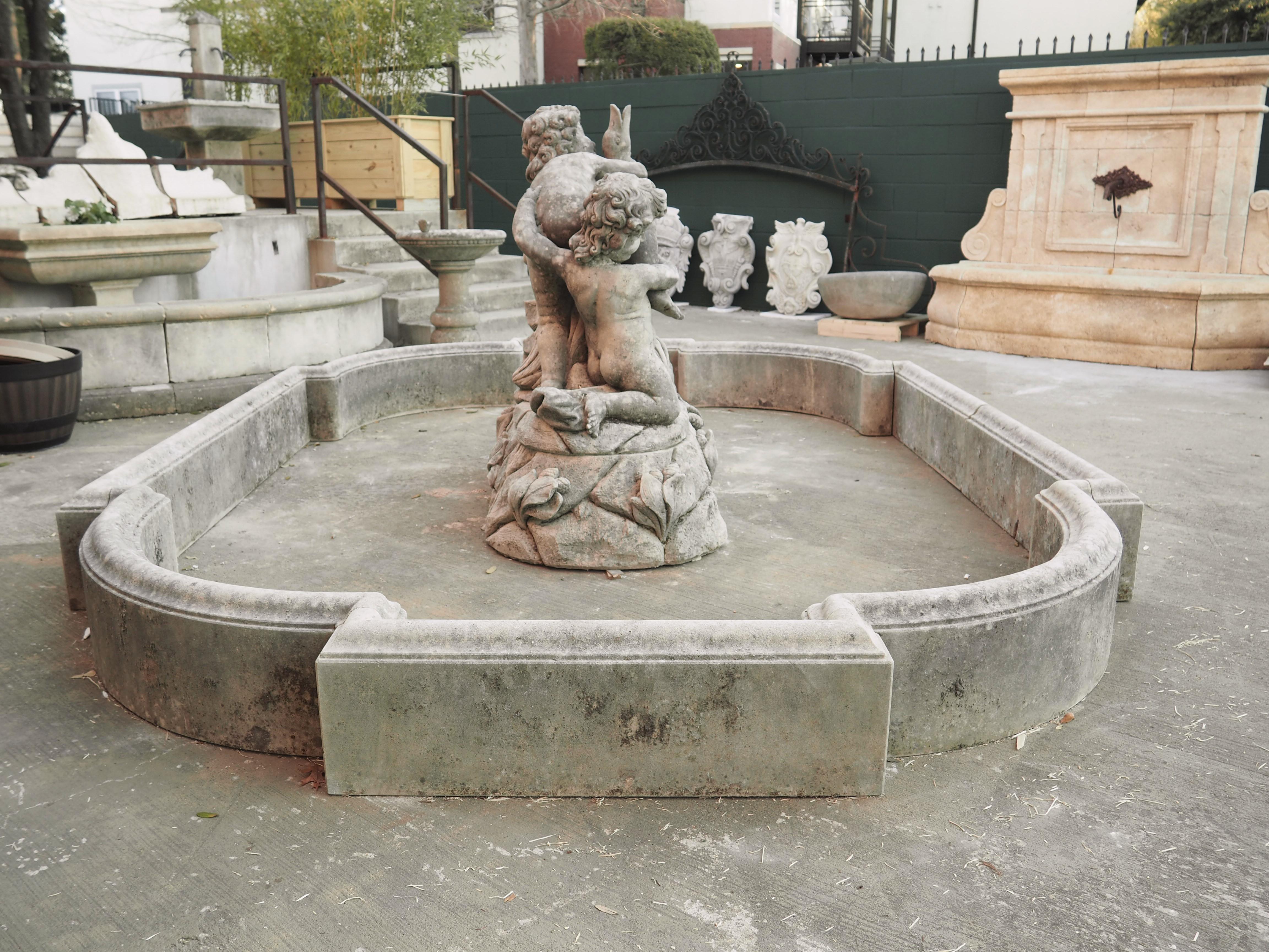 Grande fontaine centrale en pierre calcaire italienne avec Putti et jeu d'eau en forme d'oie en vente 3