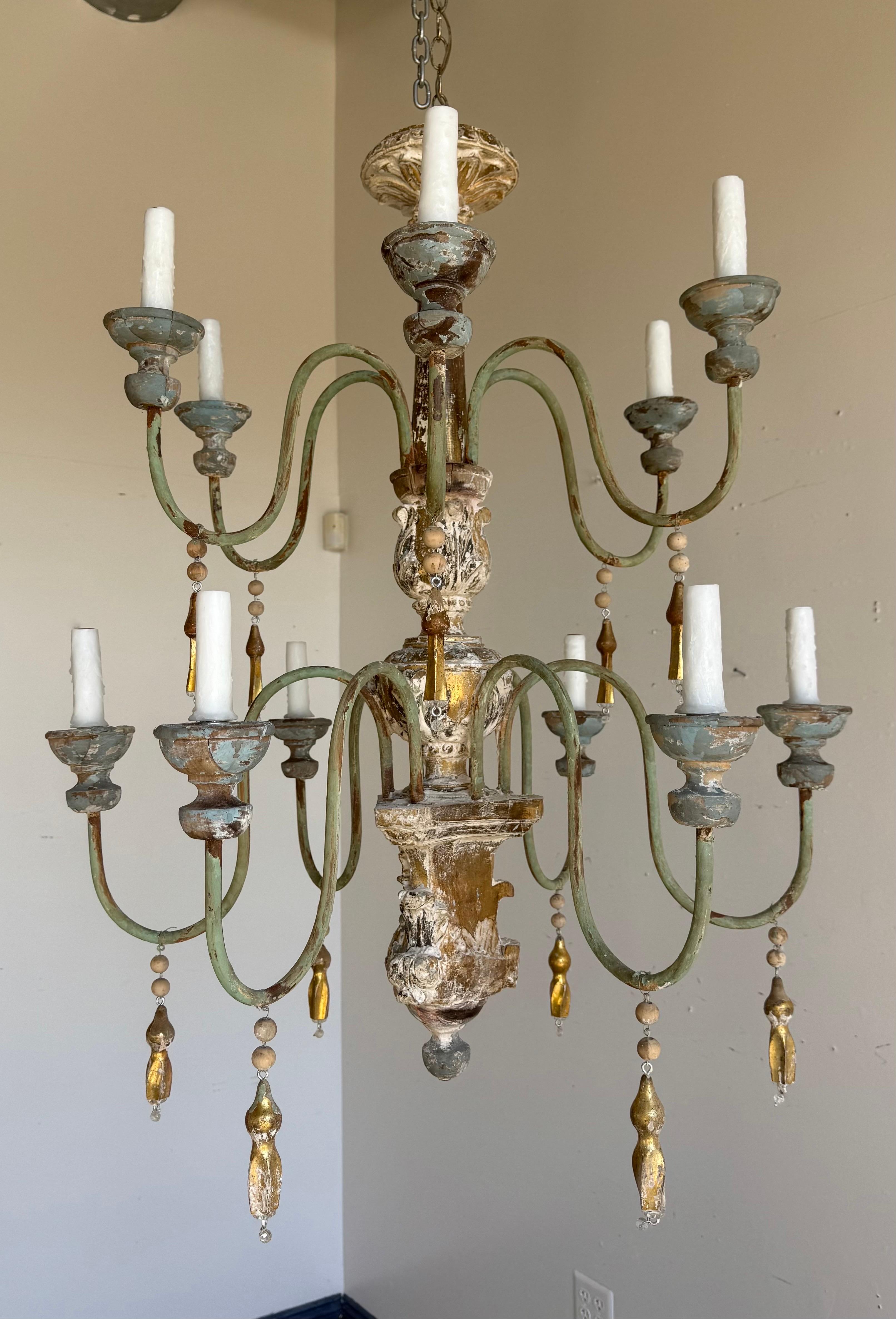 Grand Italian Painted and Giltwood Twelve-Light Chandelier For Sale 6