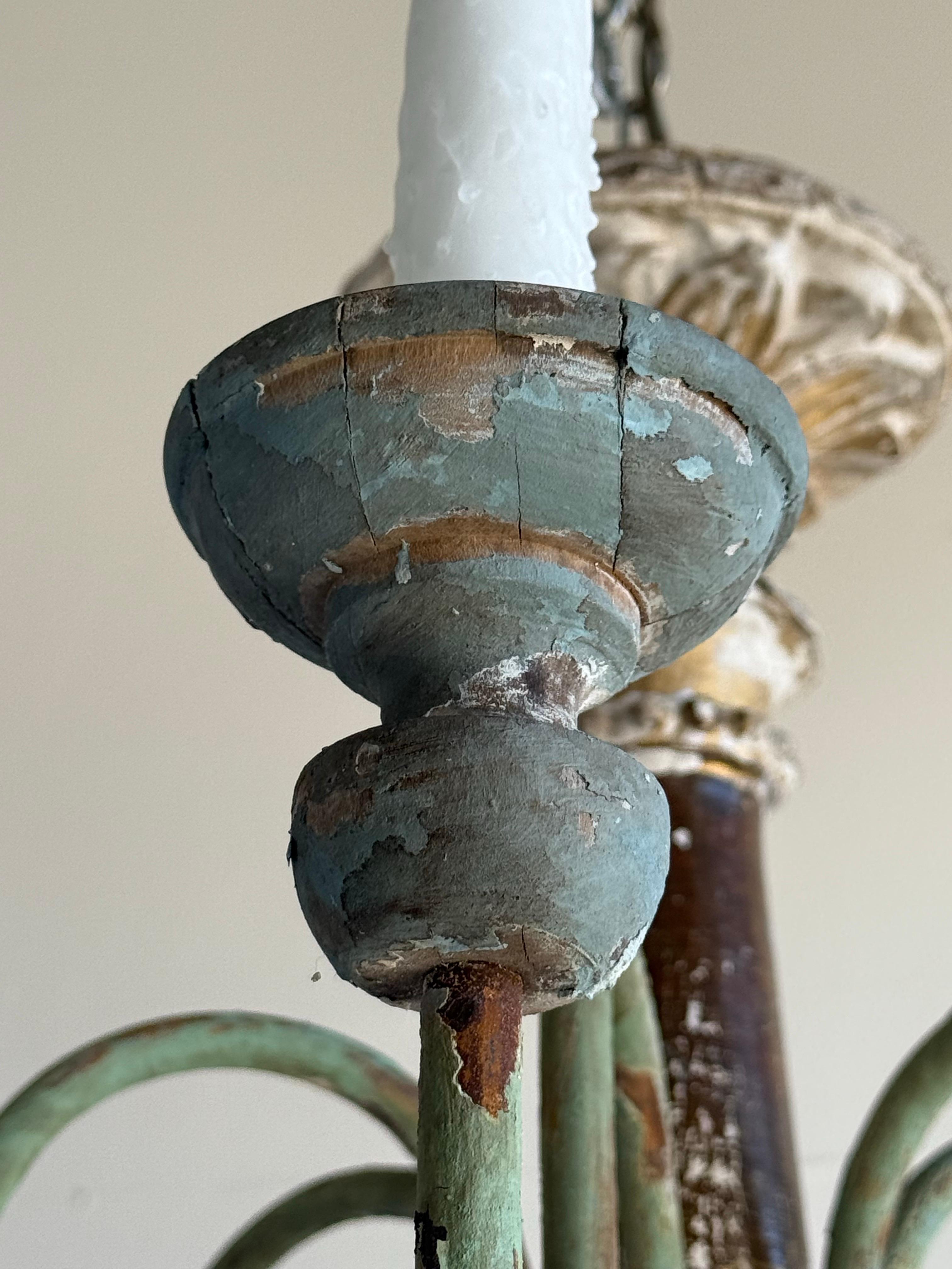 Grand Italian Painted and Giltwood Twelve-Light Chandelier For Sale 2