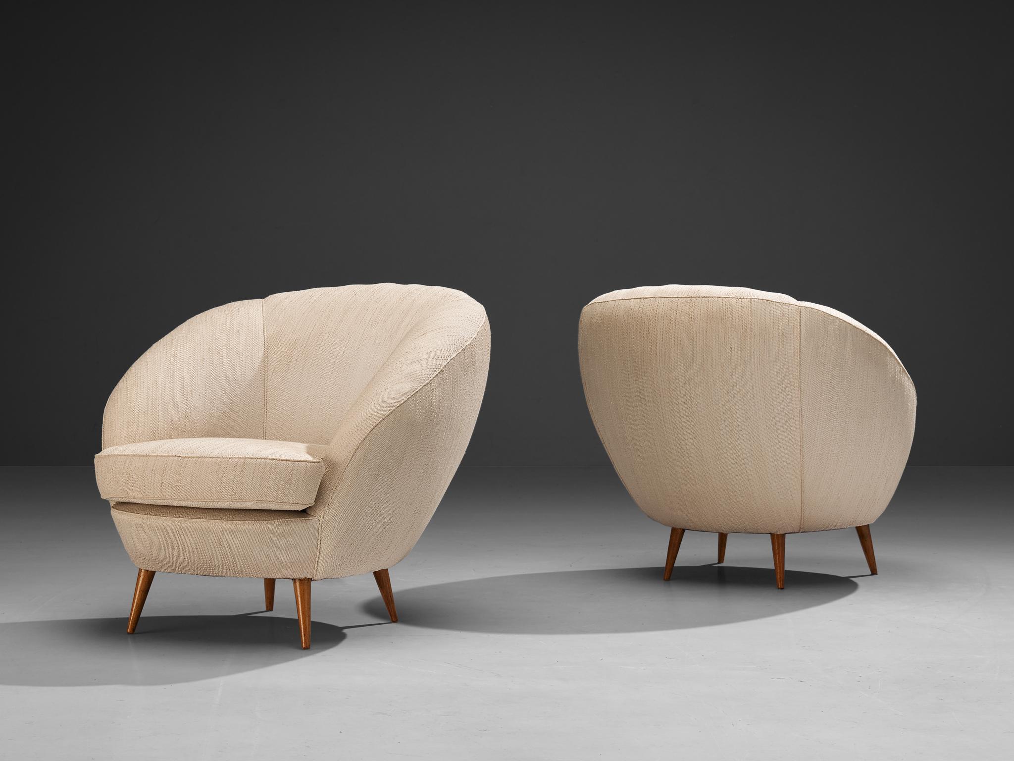 Paar Clubsessel, Stoff, Buche, Italien, 1950er Jahre

Ein klassisches Paar Loungesessel, ein wunderbares Beispiel für italienisches Design aus den 1950er Jahren. Die Stühle sind kühn und kurvenreich, aber dennoch sehr elegant. Die Sitzmöbel zeichnen
