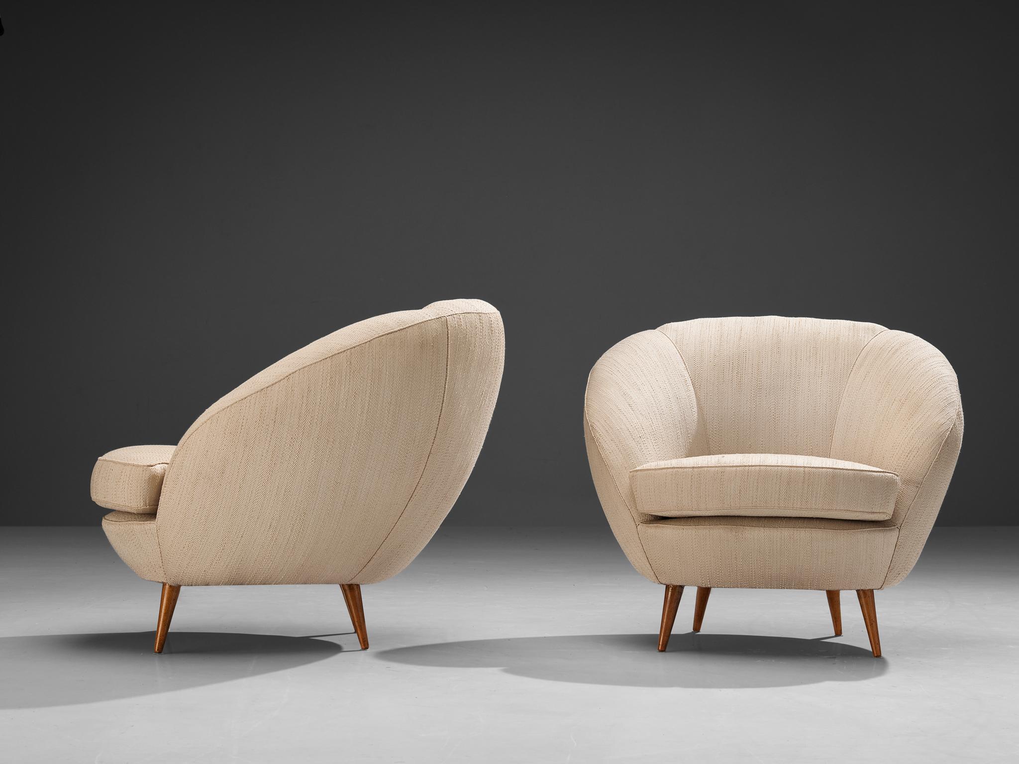 Grand Italian Pair Lounge Chairs mit Off-White-Polsterung  (Italienisch) im Angebot