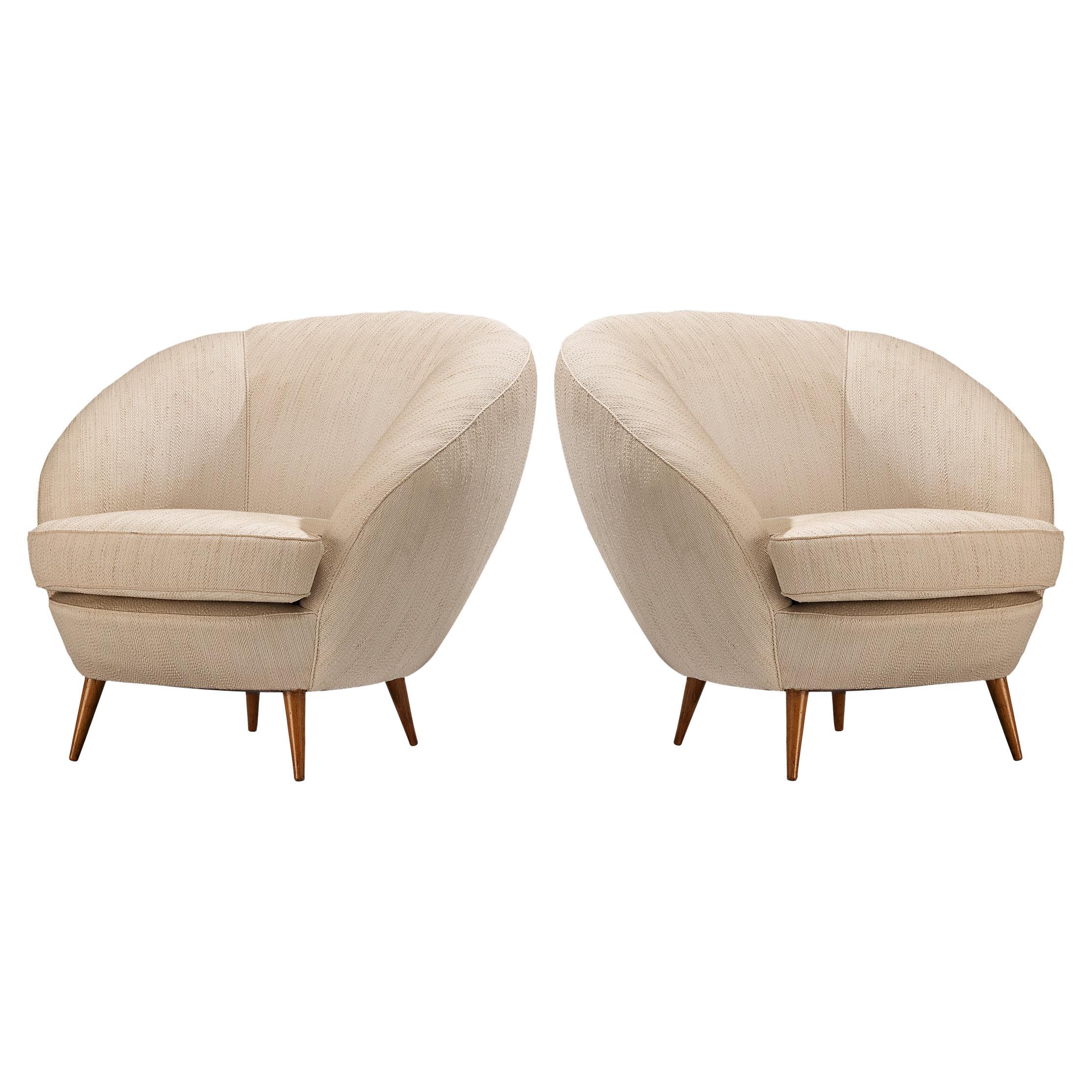 Grand Italian Pair Lounge Chairs in Off-White Upholstery (Paire de chaises longues italiennes en tissu Off-White) 