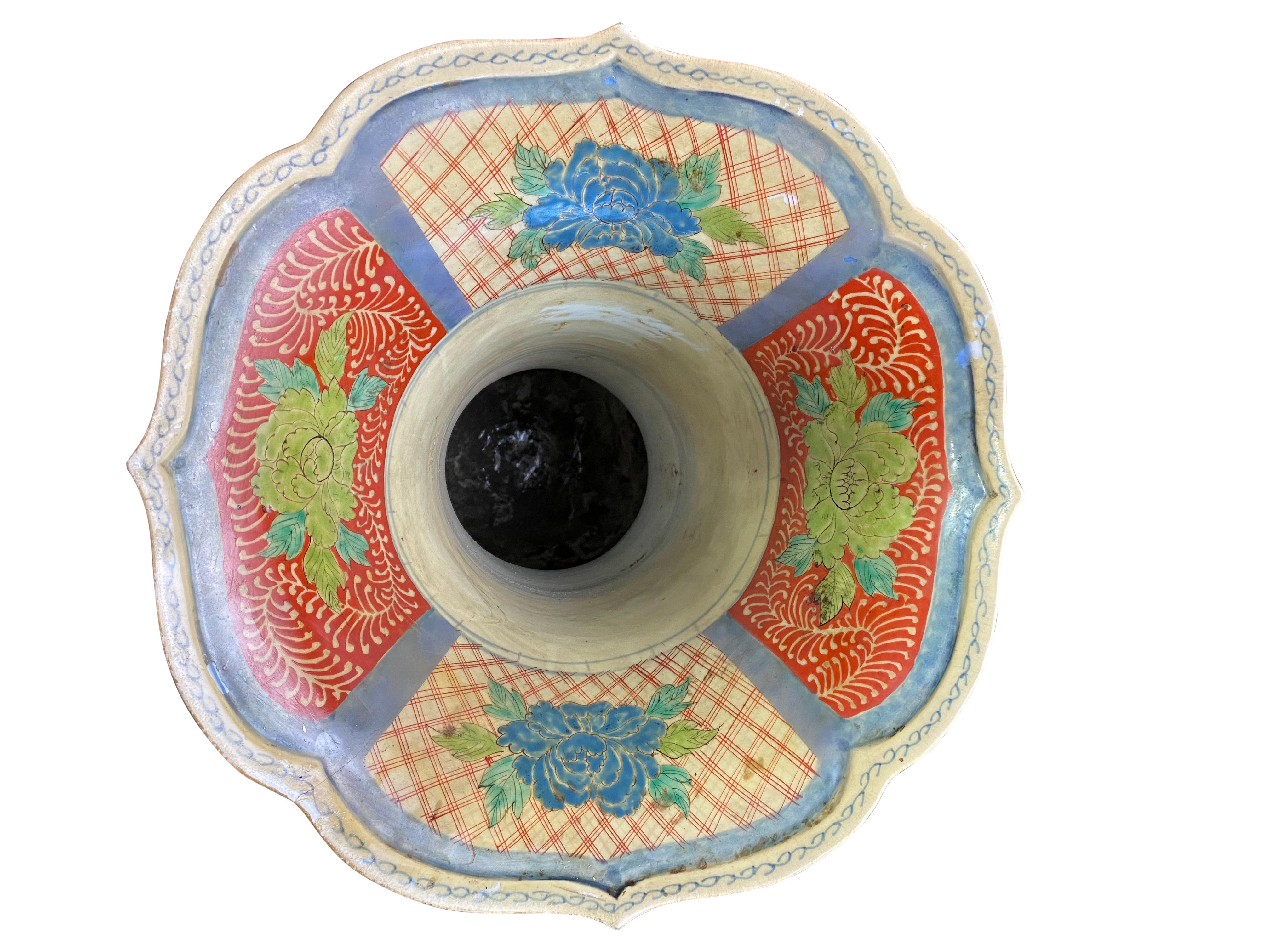 Grand Japanese Imari Vase, Late 19th Century For Sale 4
