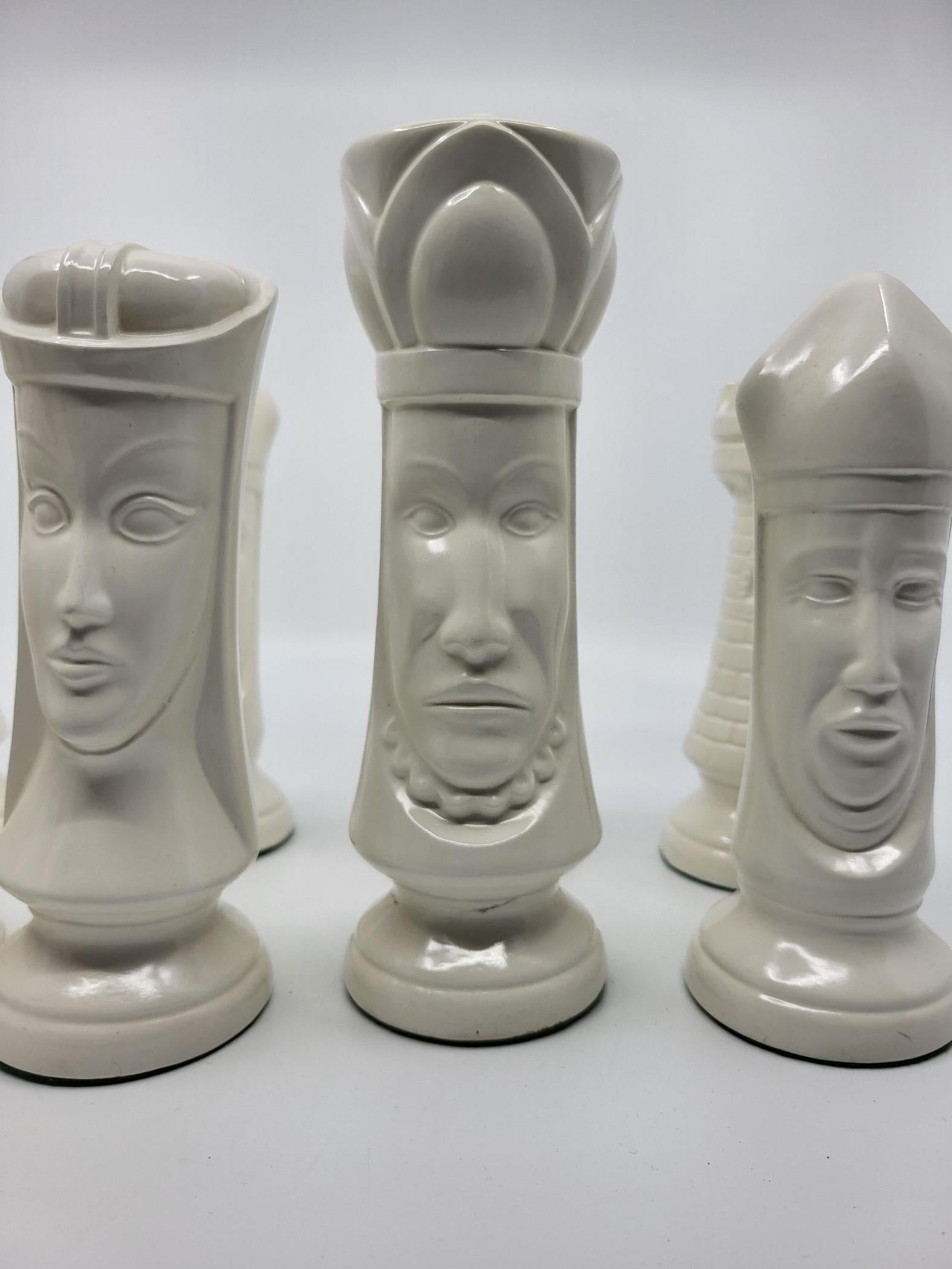 20th Century Grand jeu d'échecs  Peter Ganine en céramique style gothique 32pièces Vintage
