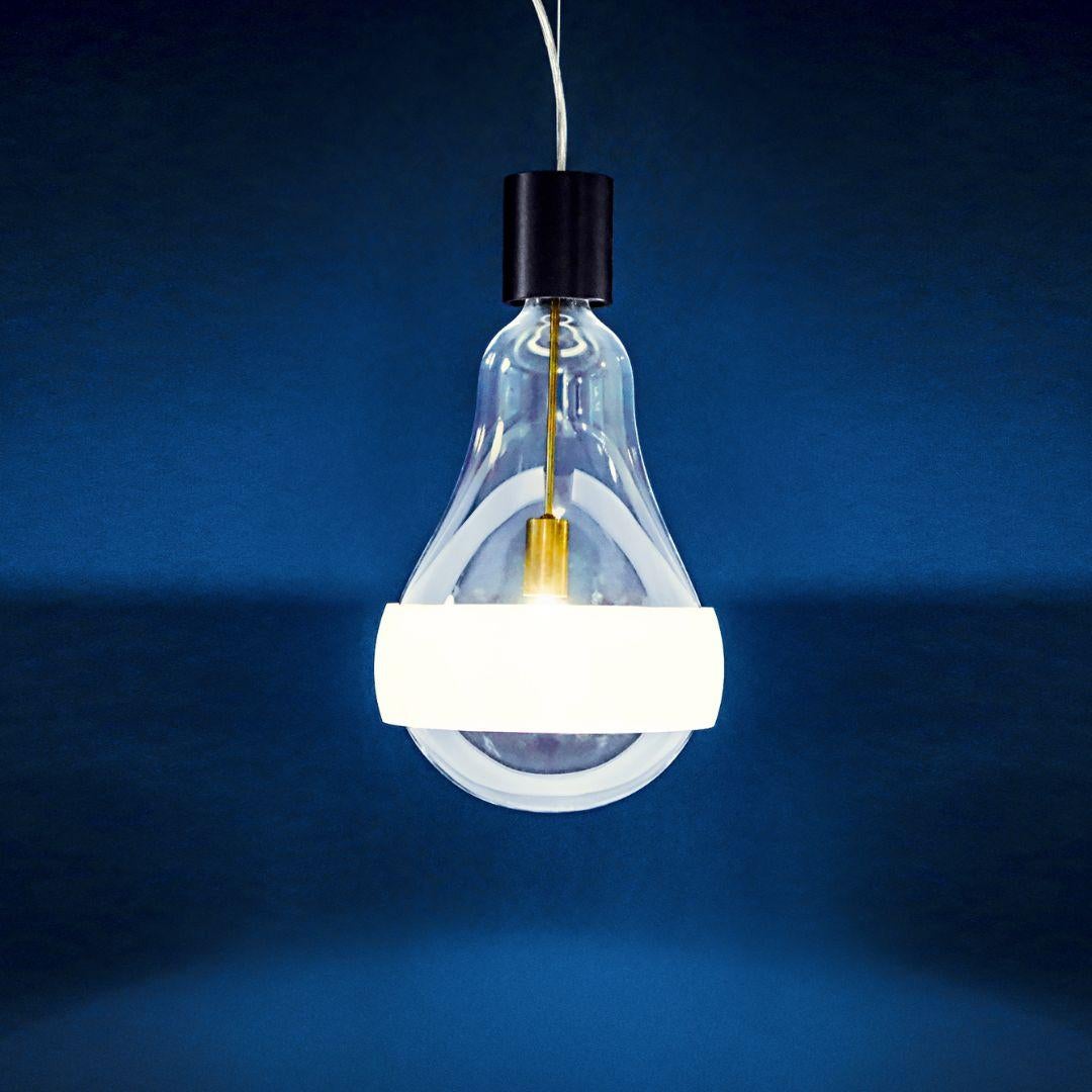 Lampe suspendue en verre soufflé 'Grand John' pour Ingo Maurer.

Conçue et produite par Ingo Maurer, l'une des plus célèbres icônes allemandes de l'éclairage depuis 1966. Avec imagination, créativité et prouesses techniques, les lampes de Maurer ont