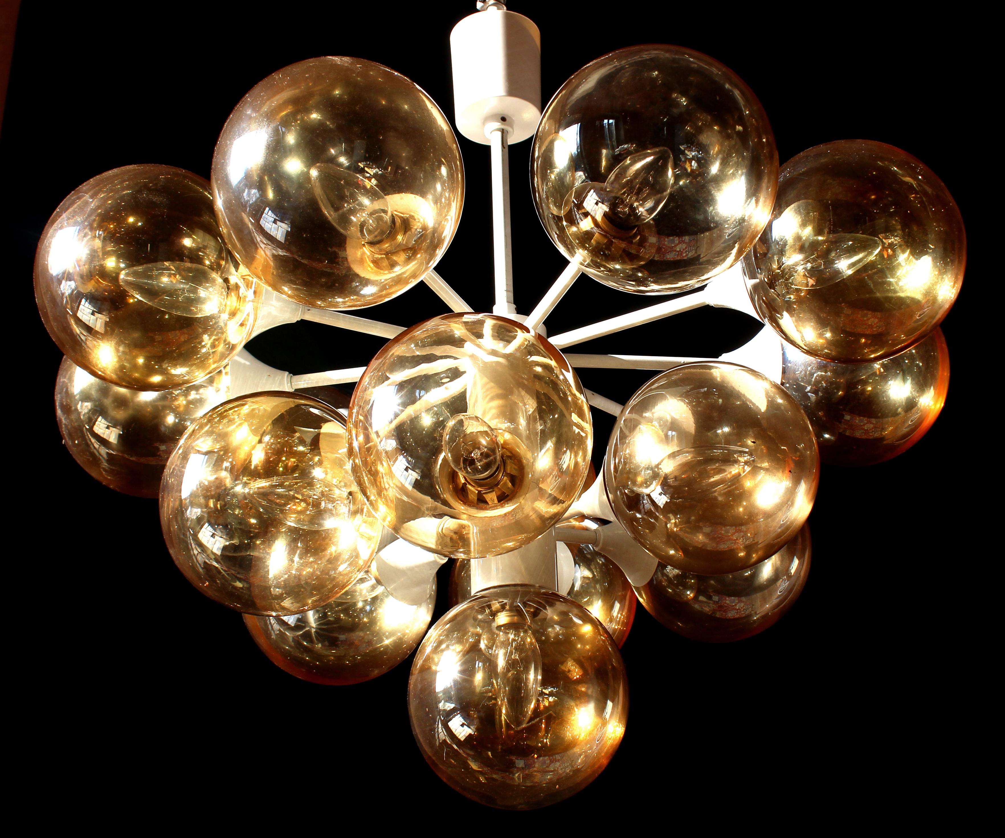 Organic chandelier 1970s with 16 opal glass globes by Kaiser. Lights: E14.

Measure: Diameter 25.5