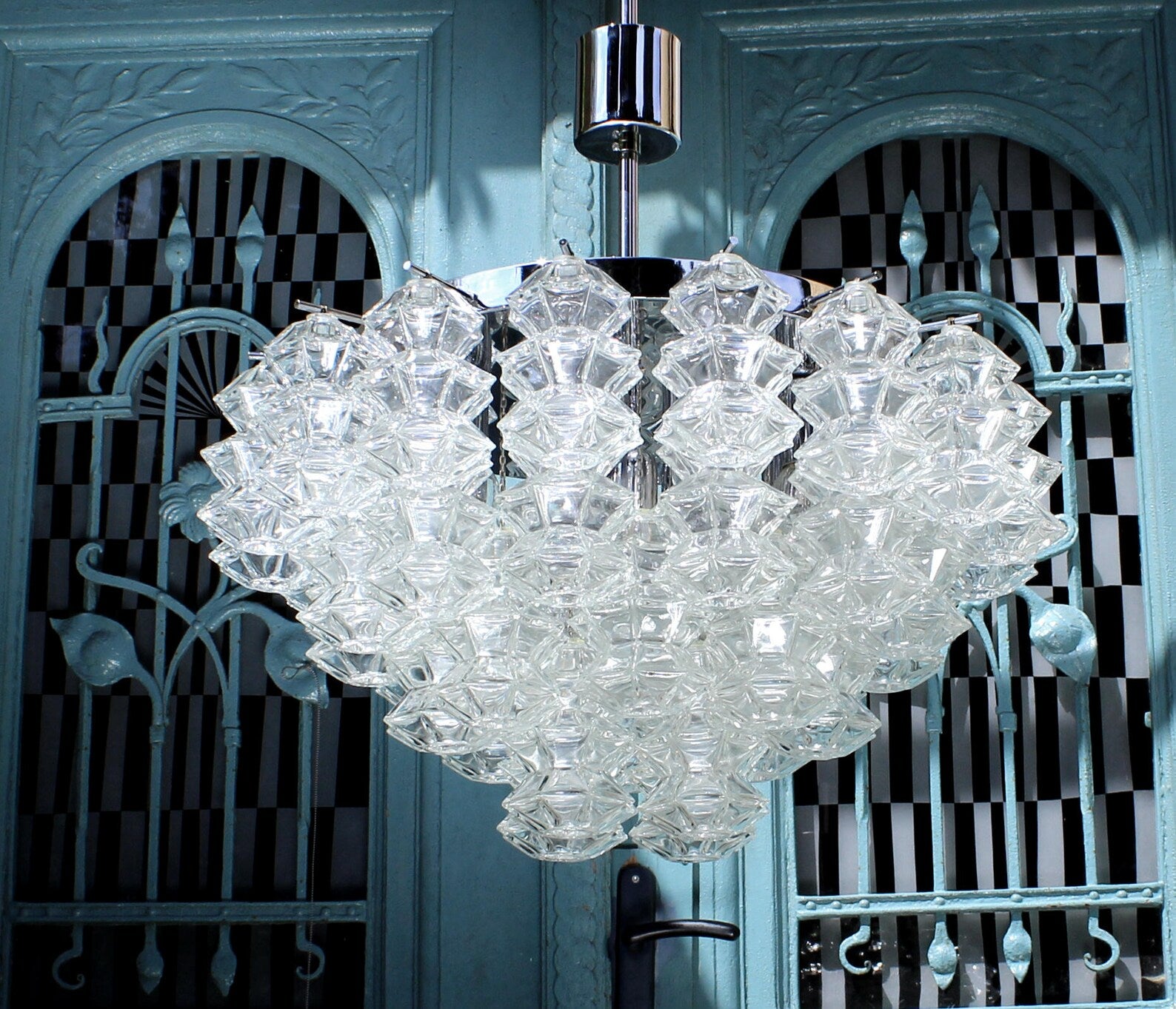 VERY RARE ELEGANT 12 LIGHTS (E14) FINE CRYSTAL CHANDELIER 1970´s KALMAR / VIENNA / AUSTRIA. 12 LIGHTS & 40 GRAND GLASS CACTUS FRUITS

DIAMETER 21 INCHES HEIGHT OF THE BODY 13 INCHES ORIGINAL HEIGHT 44 INCHES

This fine chandelier ( als for use