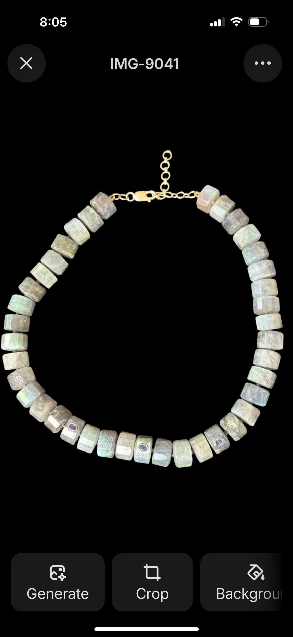 Grande Collana di Labradorite

Labradorite, zaffiri blu, oro 14k

Questa collana può essere indossata come un girocollo a 14,25