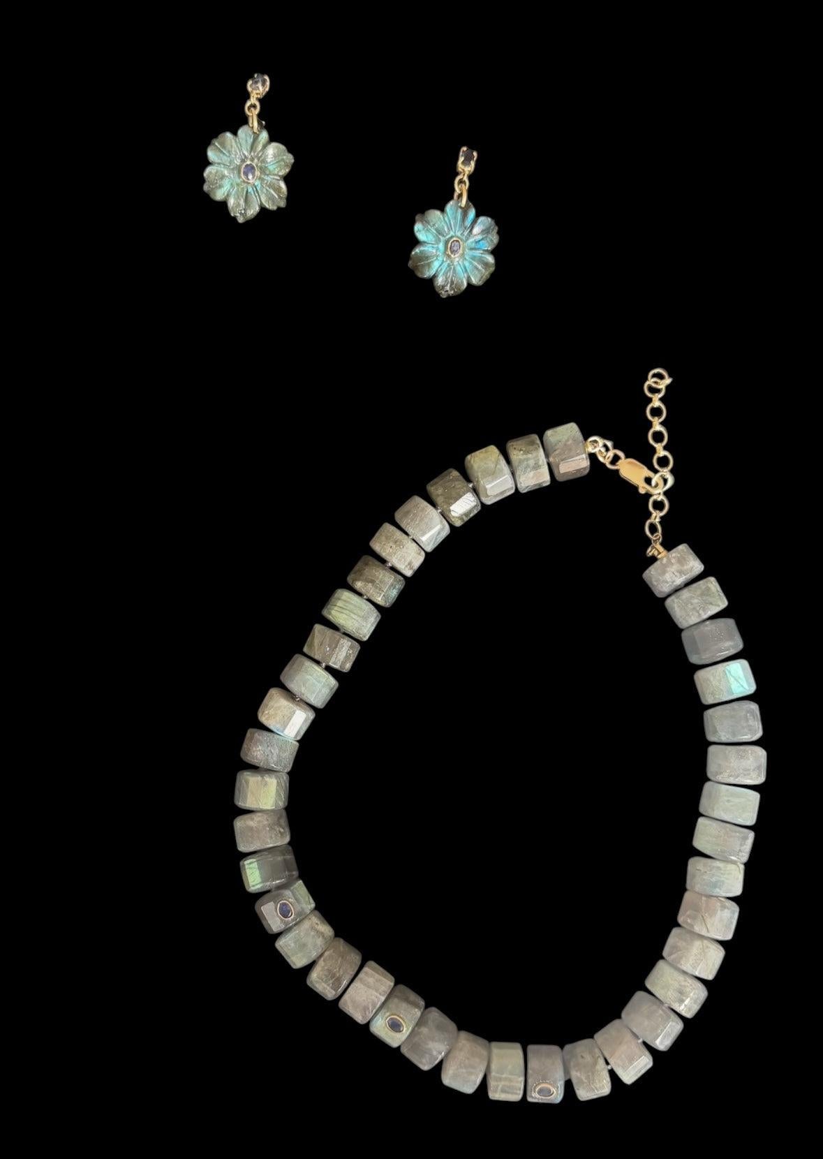 GRAND LABRADORITE NECKLACE with Blue Sapphires and 14k Gold In New Condition For Sale In New York, NY