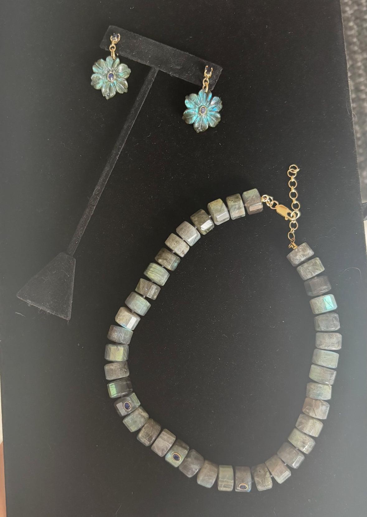 GRAND LABRADORITE NECKLACE with Blue Sapphires and 14k Gold For Sale 3
