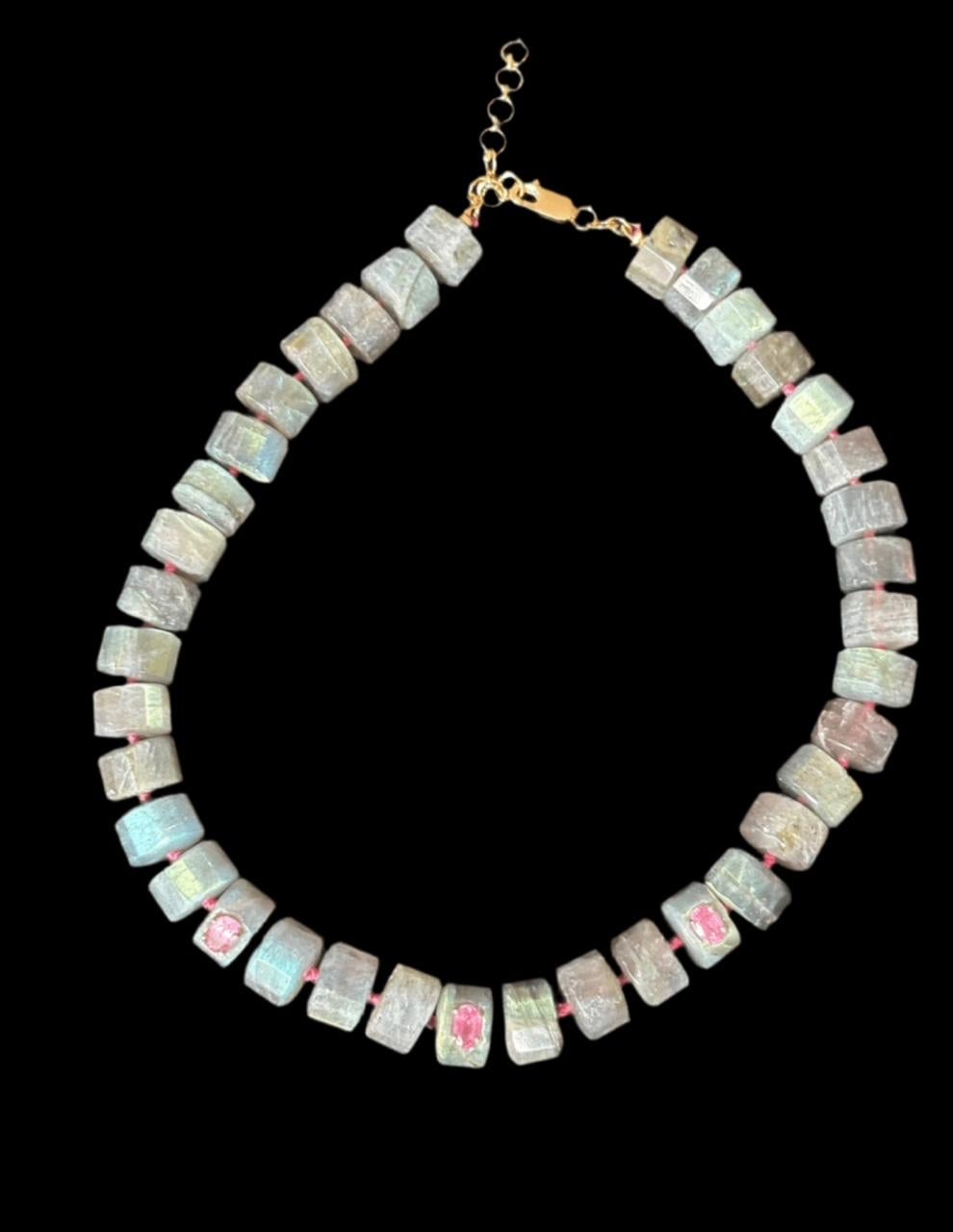 Grande Collana di Labradorite

Labradorite, tormalina rosa, oro 14k

Questa collana può essere indossata come un girocollo a 14,25