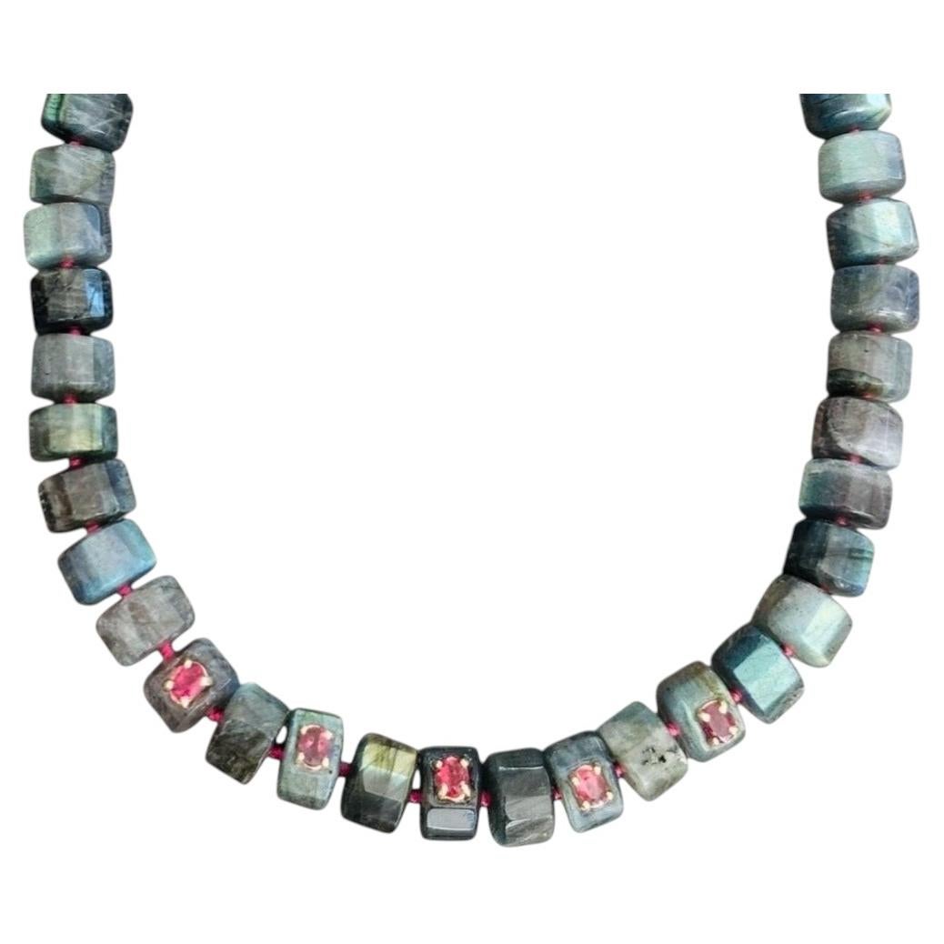 Grand collier en labradorite avec tourmaline rose et or 14 carats en vente