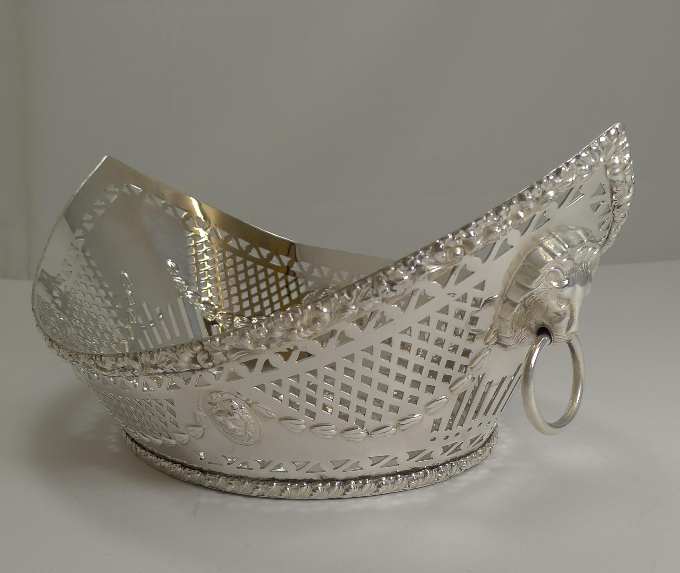 Grand Large Antique English Silver Plated Bread Basket, circa 1900 In Excellent Condition In Bath, GB