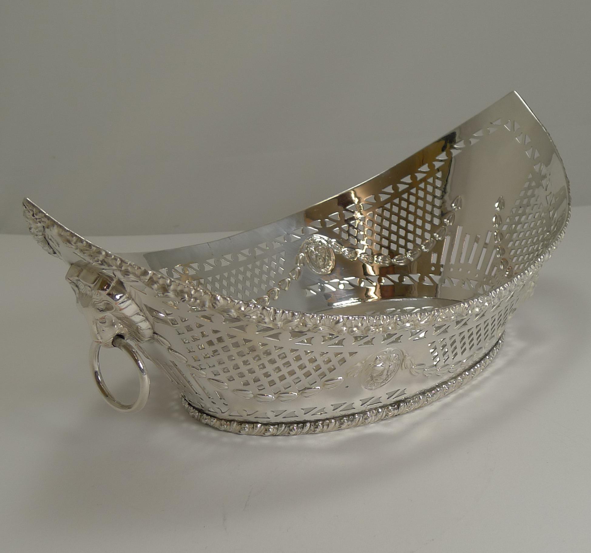 Early 20th Century Grand Large Antique English Silver Plated Bread Basket, circa 1900