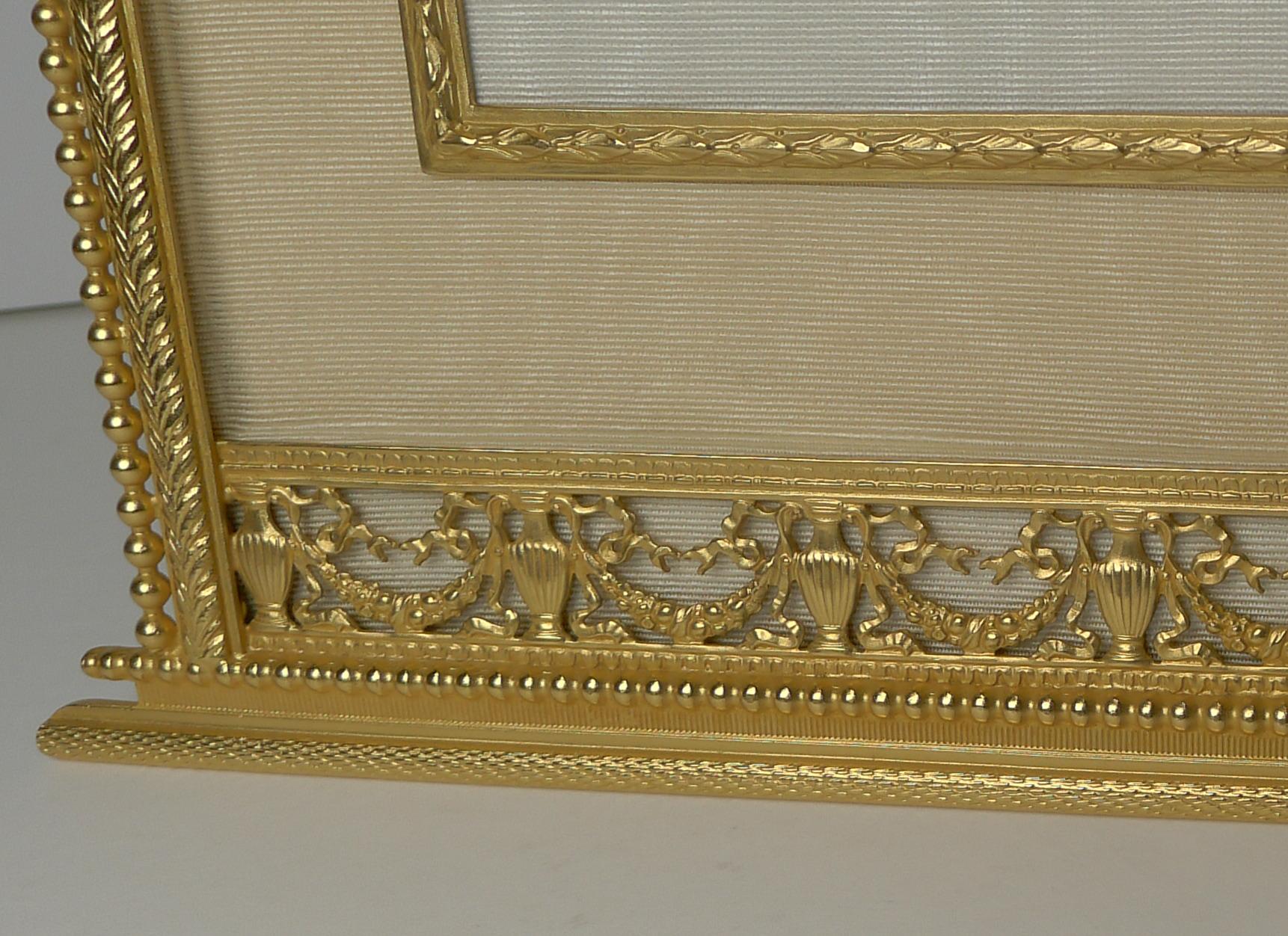 Grand Large Gilded Bronze Photograph / Picture Frame c.1910 In Good Condition For Sale In Bath, GB