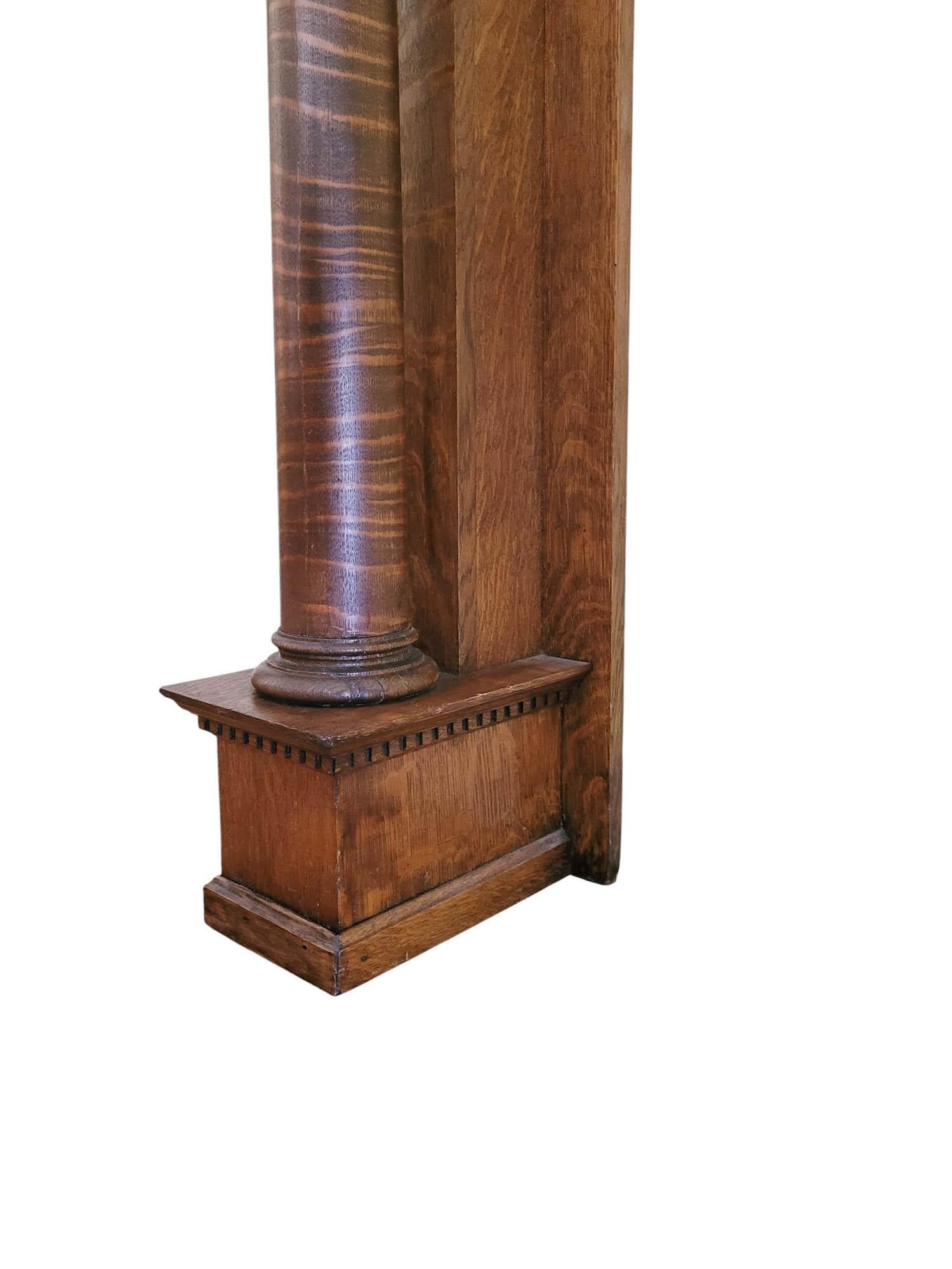 Gran chimenea victoriana tardía de roble tigre con espejo biselado en venta 8
