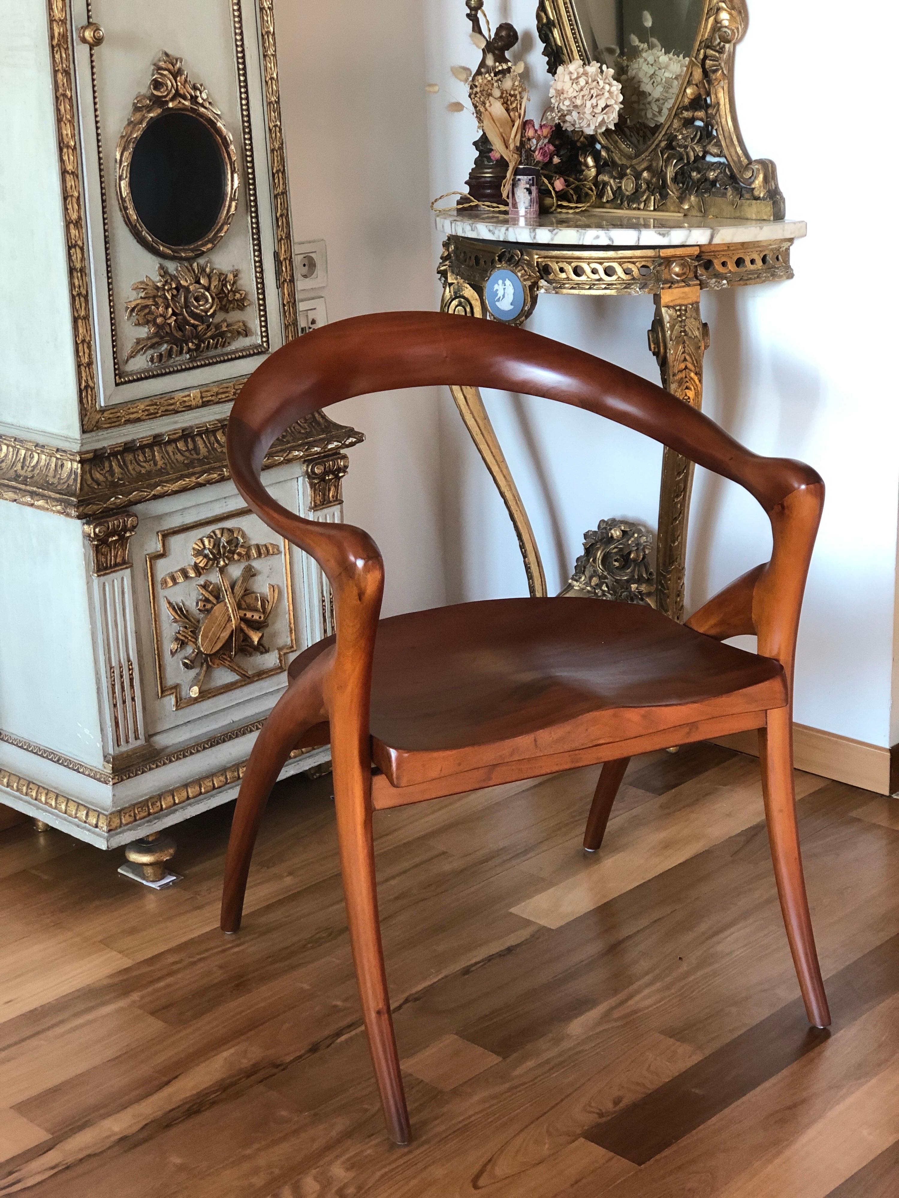 Grands fauteuils d'Olivier de Schrijver (né en 1958) 
Modèle Ode à la femme avec bandeau ondulé en acajou prolongé par les accoudoirs et le piétement, assises galbées.
Une structure et une vision étonnantes.