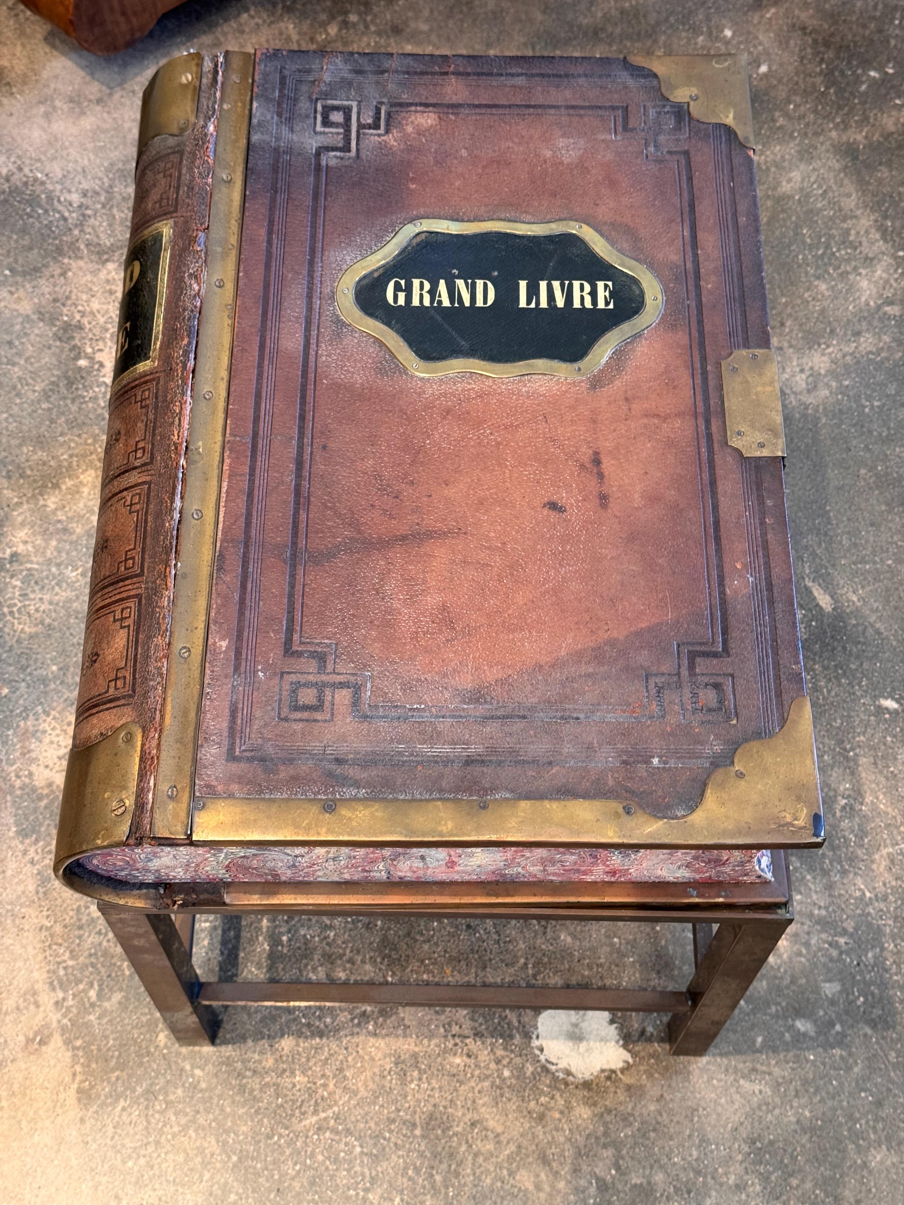 Grand Livre Beistelltisch im Zustand „Gut“ im Angebot in Charlottesville, VA