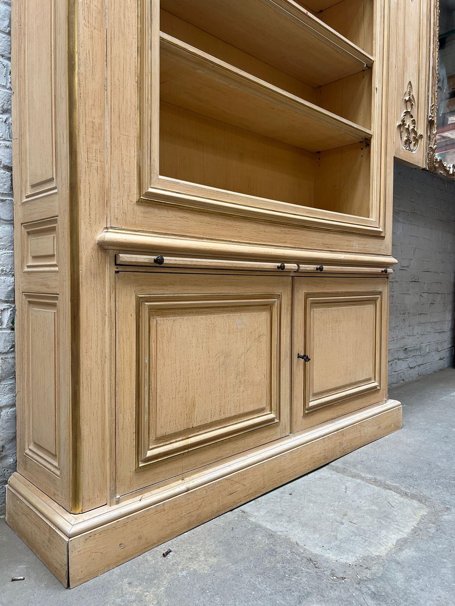 Metà XX secolo Libreria Boiserie in stile Luigi XV con specchio, Francia, XX secolo in vendita