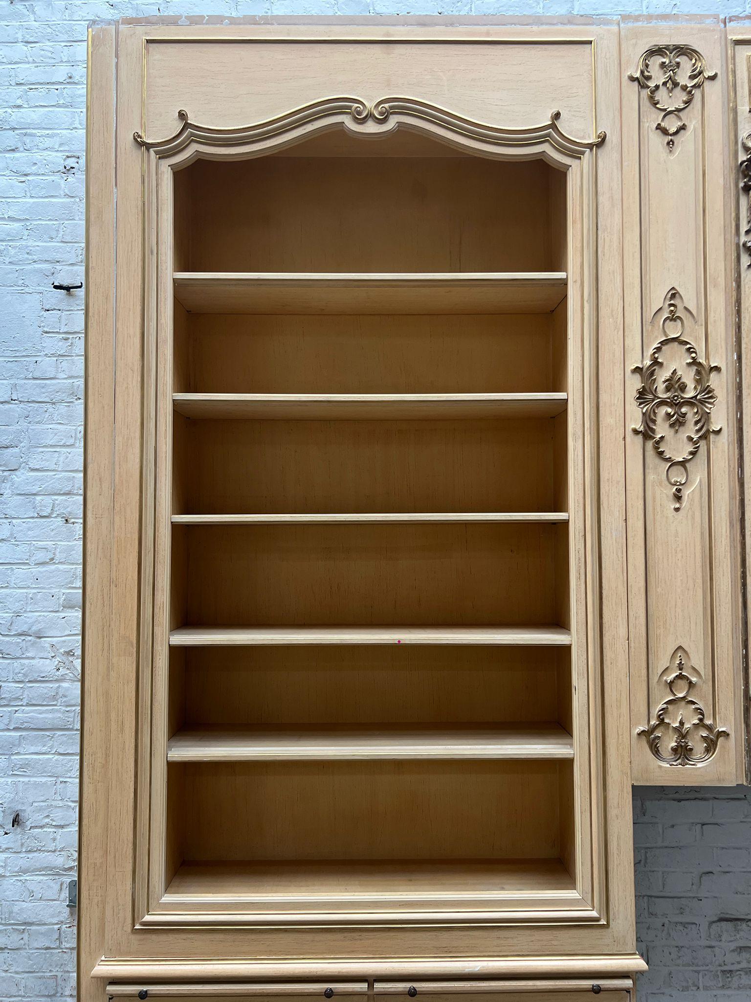 Specchio Libreria Boiserie in stile Luigi XV con specchio, Francia, XX secolo in vendita
