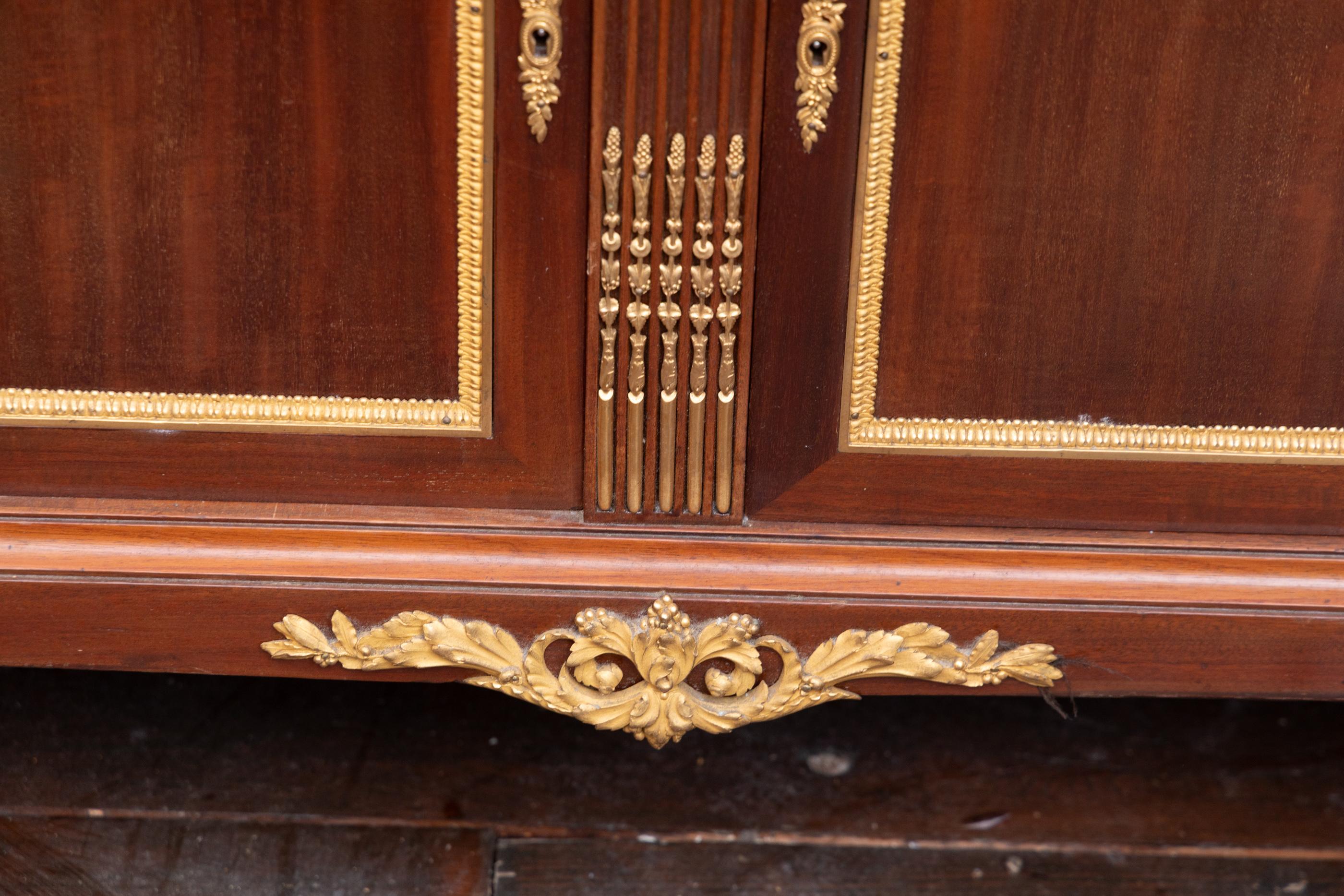 Quercia Grande armadio Luigi XVI in mogano con montature in bronzo d'ore, Francia, XIX secolo in vendita