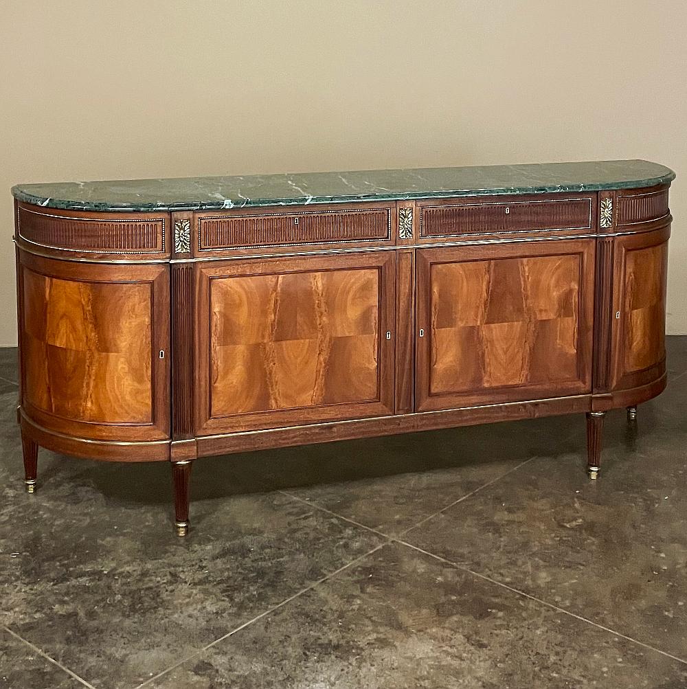 Grand Louis XVI Mahagoni Marmor Top Buffet ~ Credenza stellt die Essenz der unaufdringlichen Eleganz, und ist perfekt für eine Vielzahl von Orten in Ihrem Haus oder Büro!  Mit einer Höhe von knapp unter einem Meter kann es hinter einem großen Sofa,