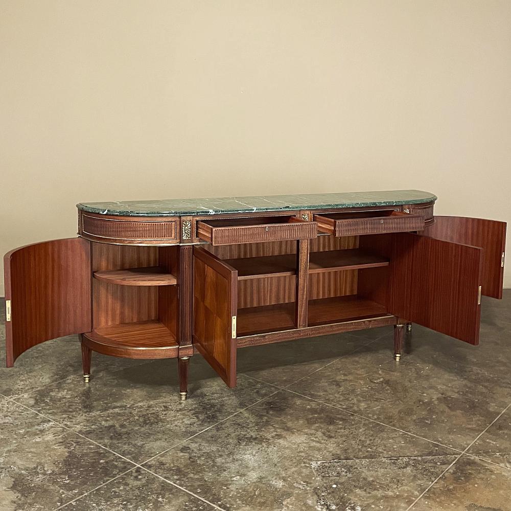 Grand Louis XVI Mahagoni Marmorplatte Buffet ~ Credenza (Messing)