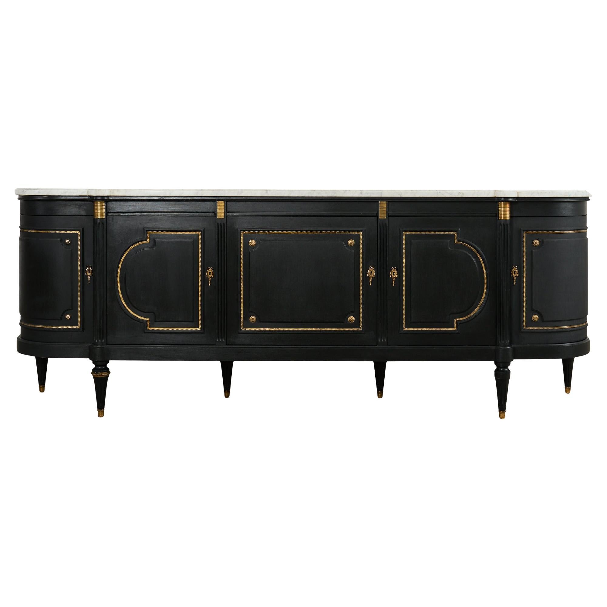 Buffet d'appoint ébénisé de style Louis XVI avec plateau en marbre