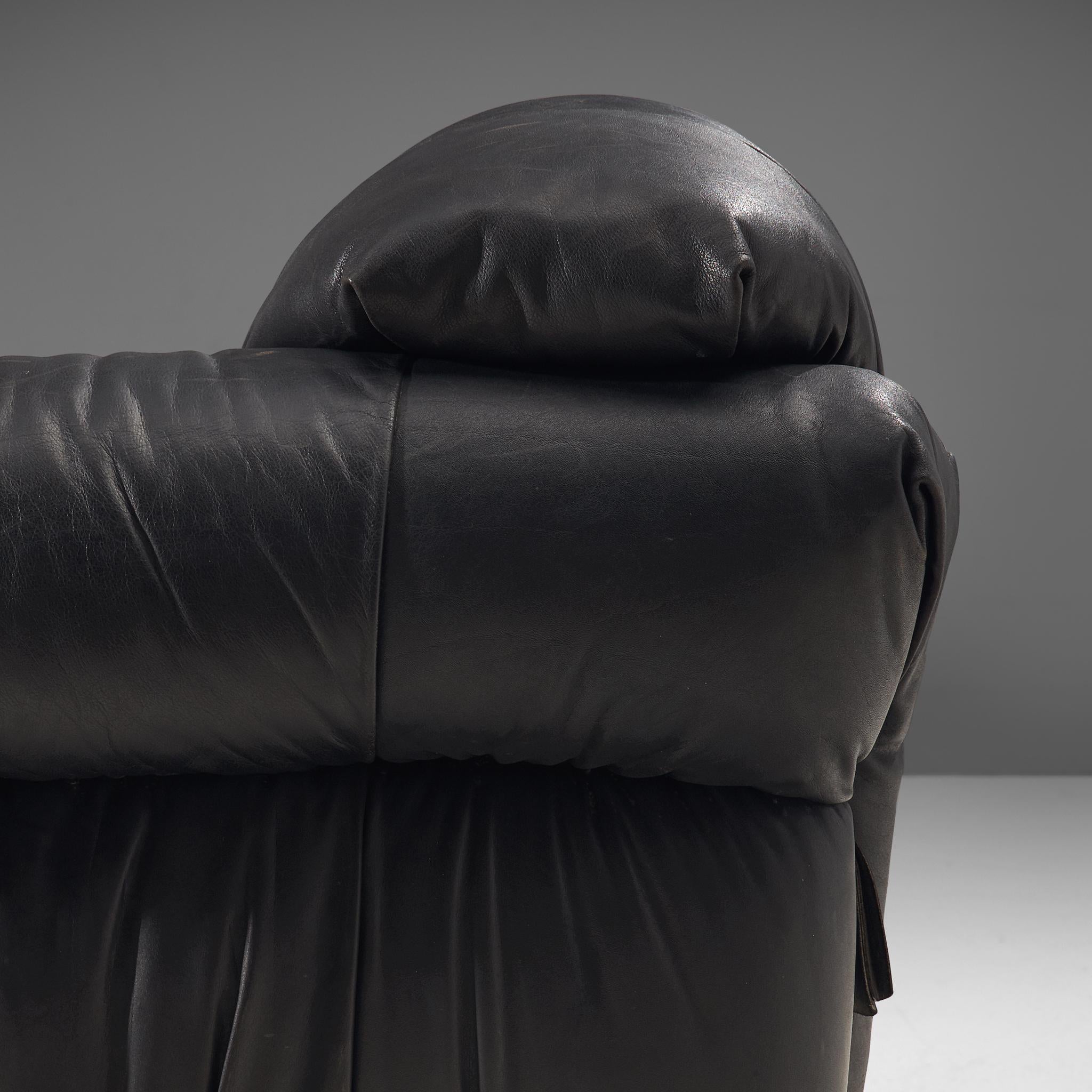 Grand Loungesessel aus schwarzem, patiniertem Leder (Moderne der Mitte des Jahrhunderts) im Angebot