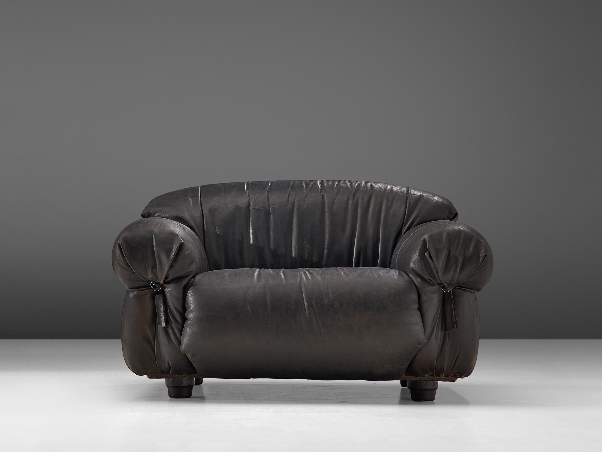 italien Chaise longue Grand Lounge Chair en cuir patiné noir en vente
